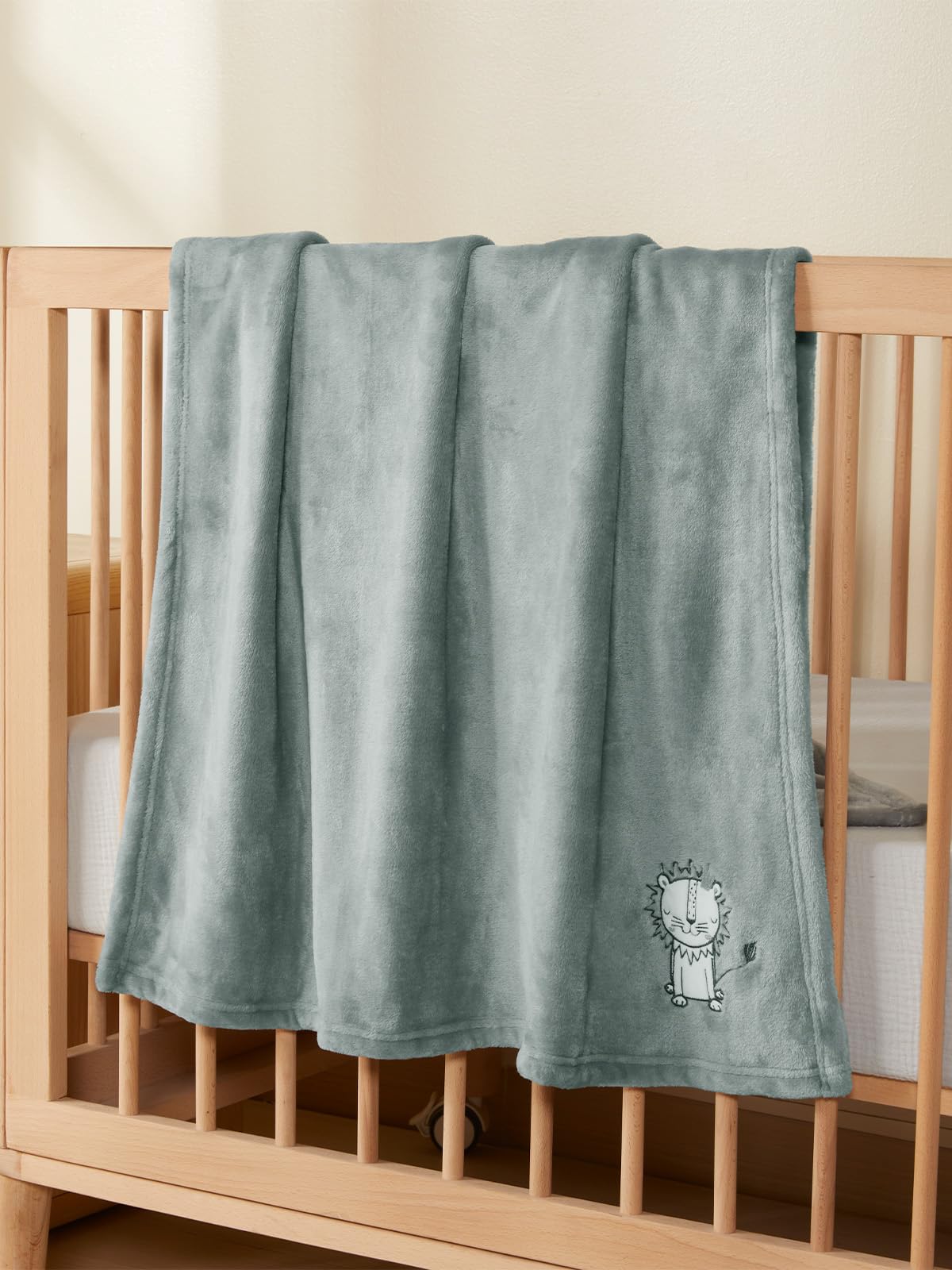TILLYOU baby fleece blanket grey lion in stroller for travel comfort