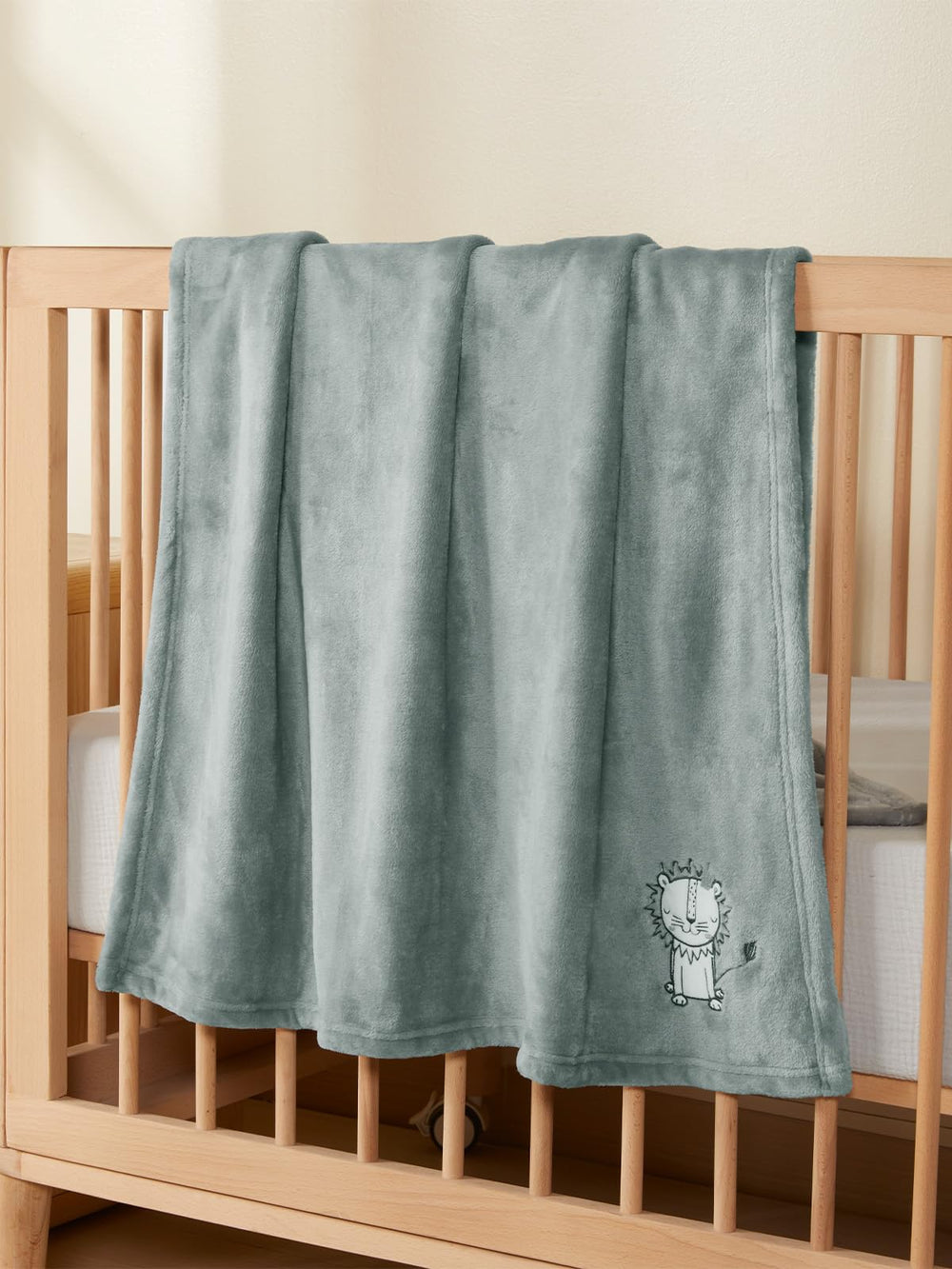 TILLYOU baby fleece blanket grey lion in stroller for travel comfort