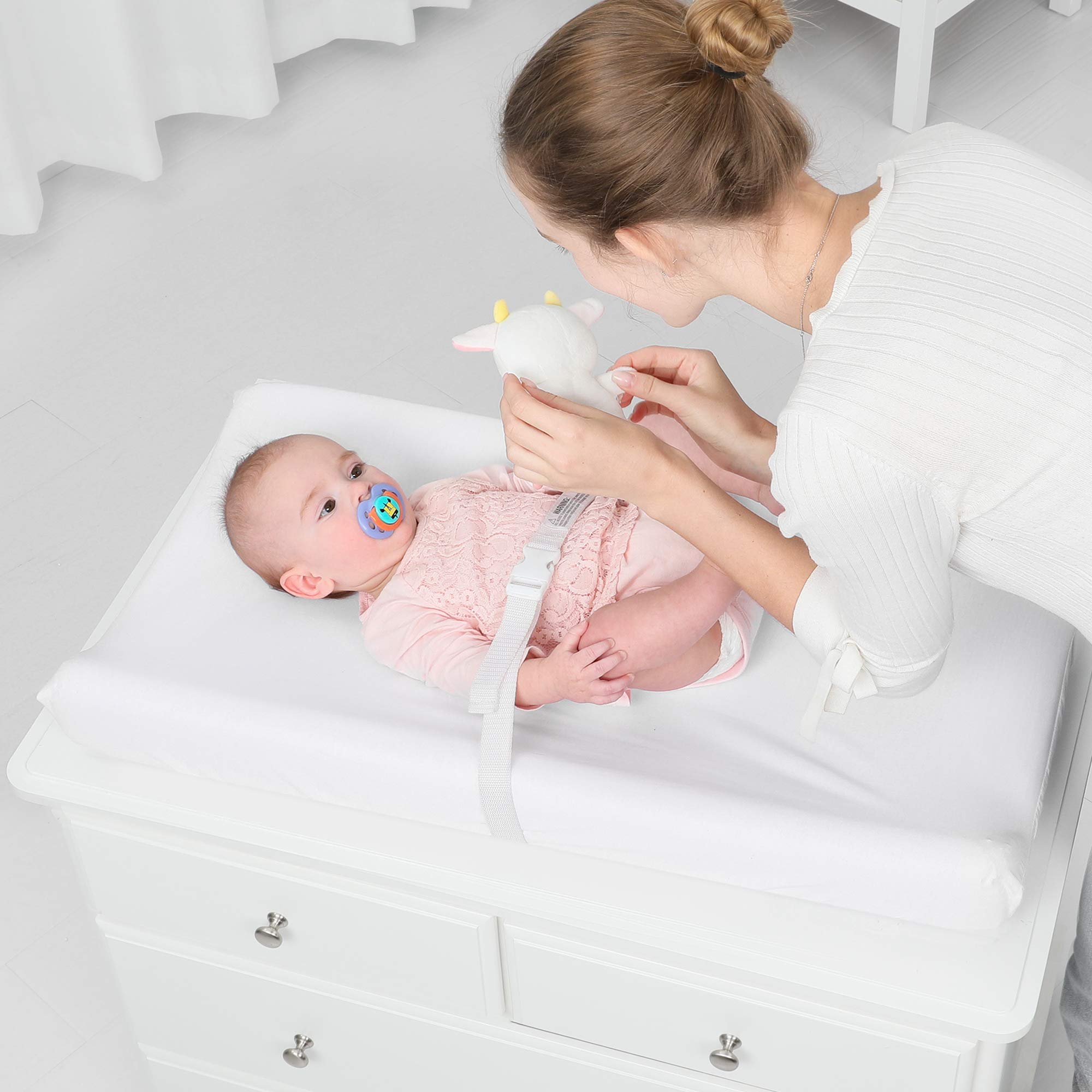 TILLYOU changing pad cover elastic bottom buckle installation shows slip-free setup.