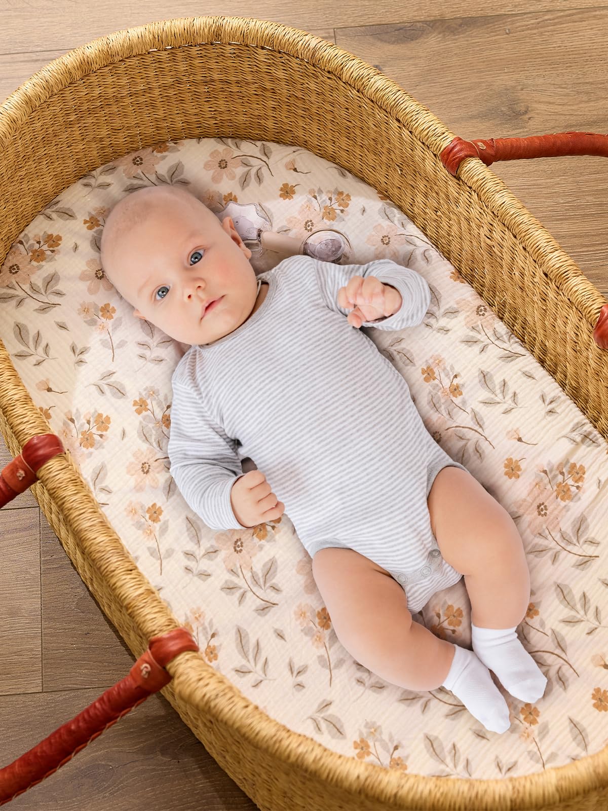 Close-up of TILLYOU muslin bassinet sheet texture for sensitive skin comfort