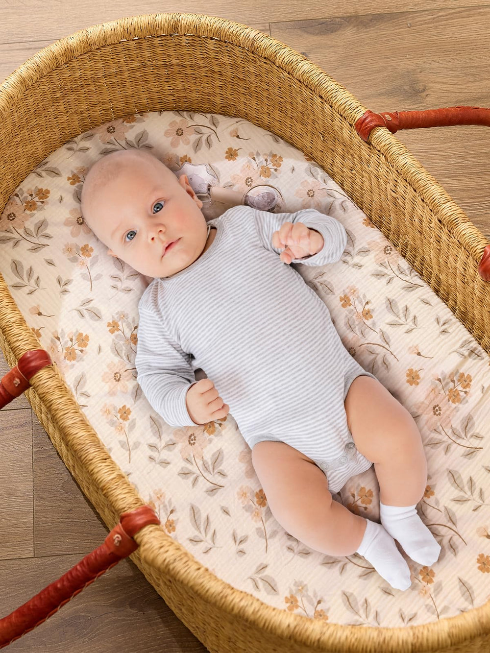 Close-up of TILLYOU muslin bassinet sheet texture for sensitive skin comfort