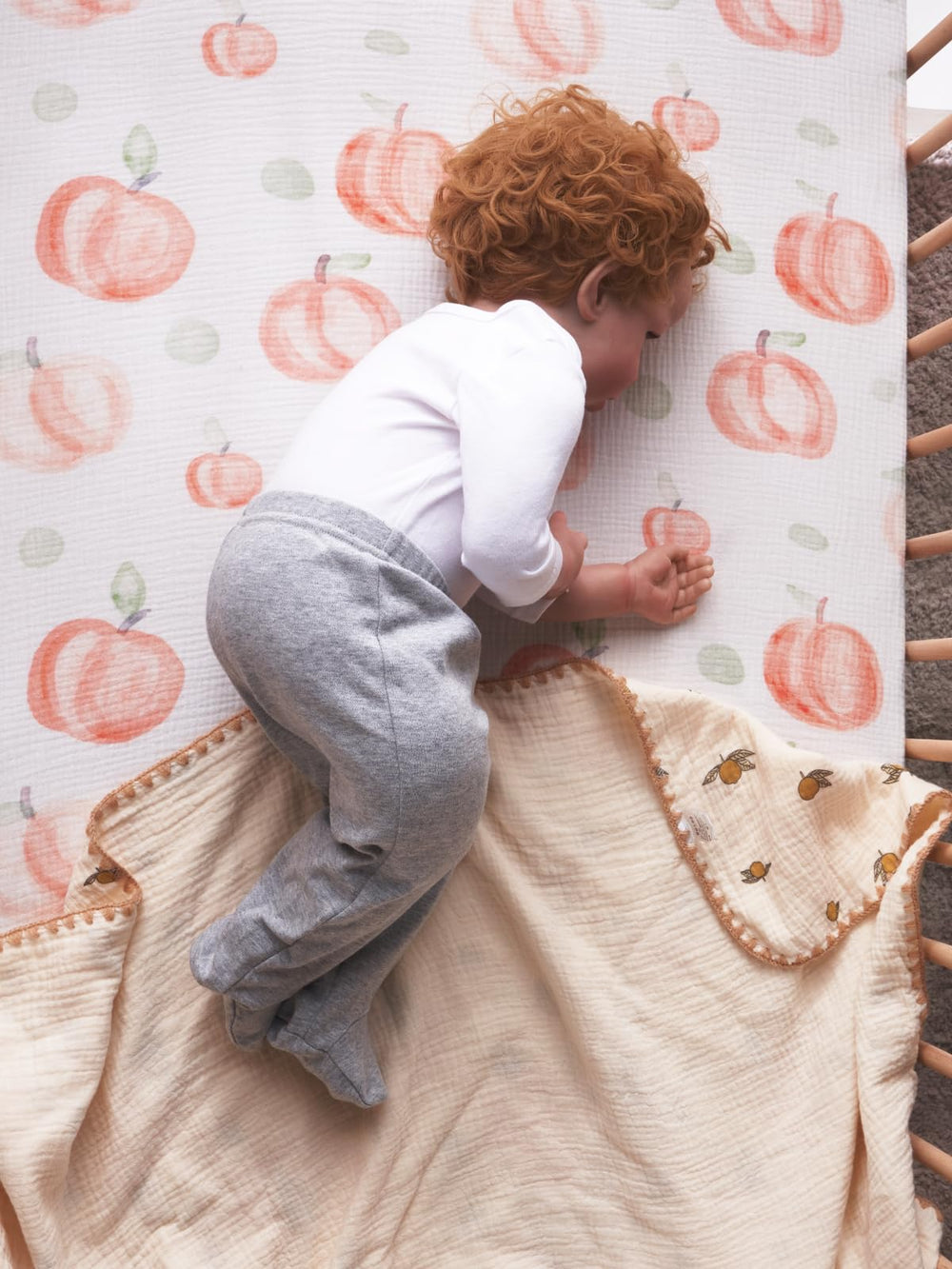 TILLYOU muslin crib sheet with elastic bottom demonstrates secure fit.