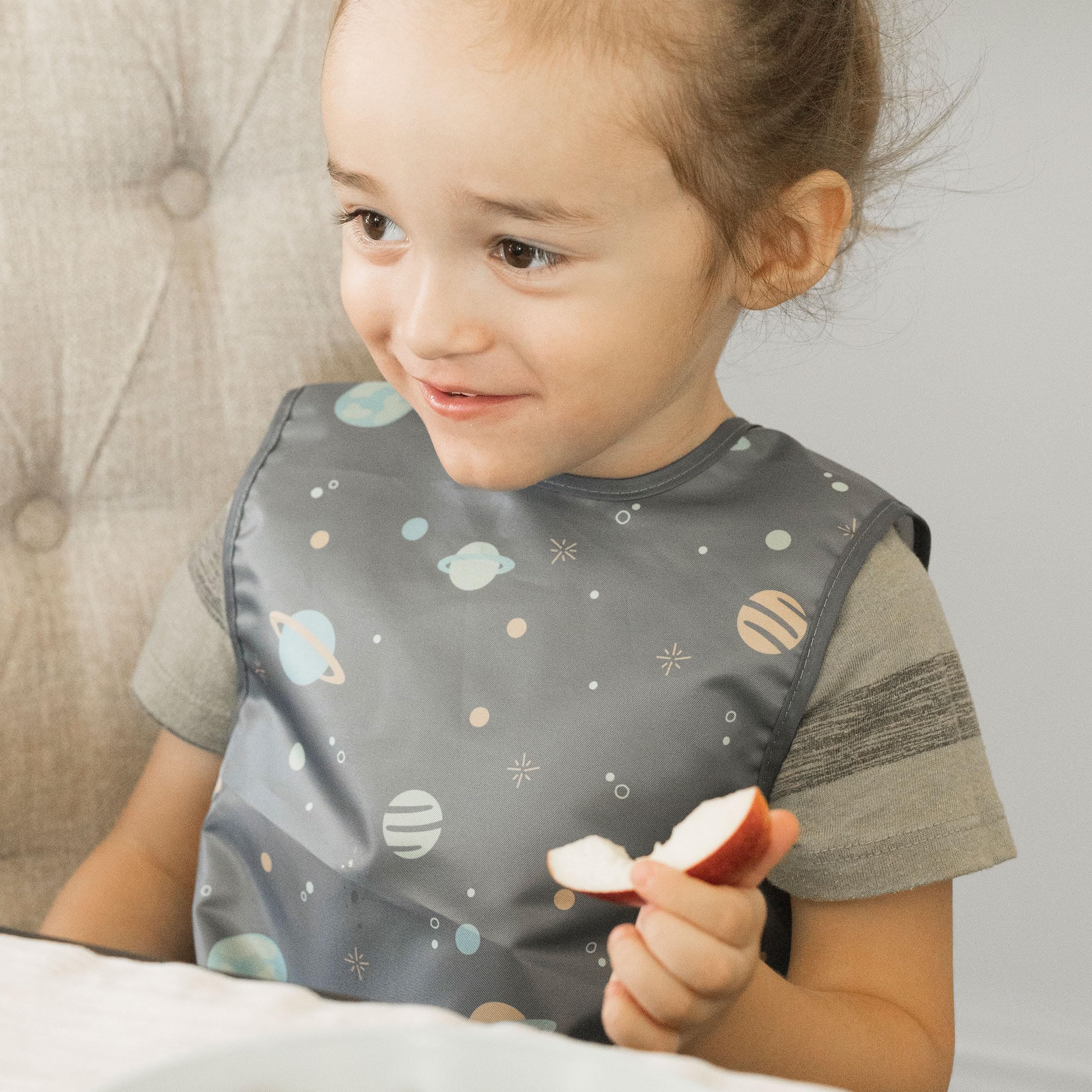 Tiny Twinkle fast-drying fabric keeps bib ready for next bite after quick rinse.