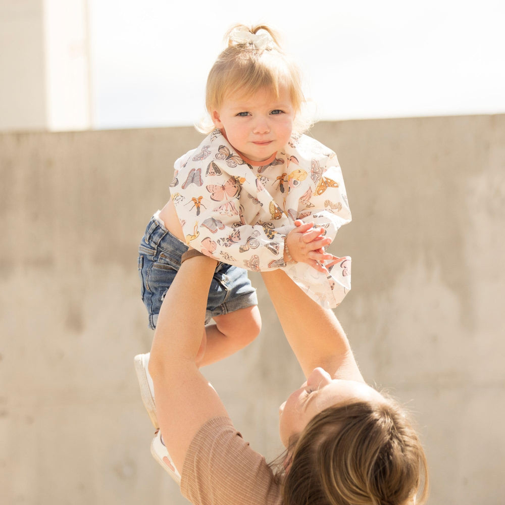 Tiny Twinkle lightweight-flexible-fit bib enables easy movement through meals and play.