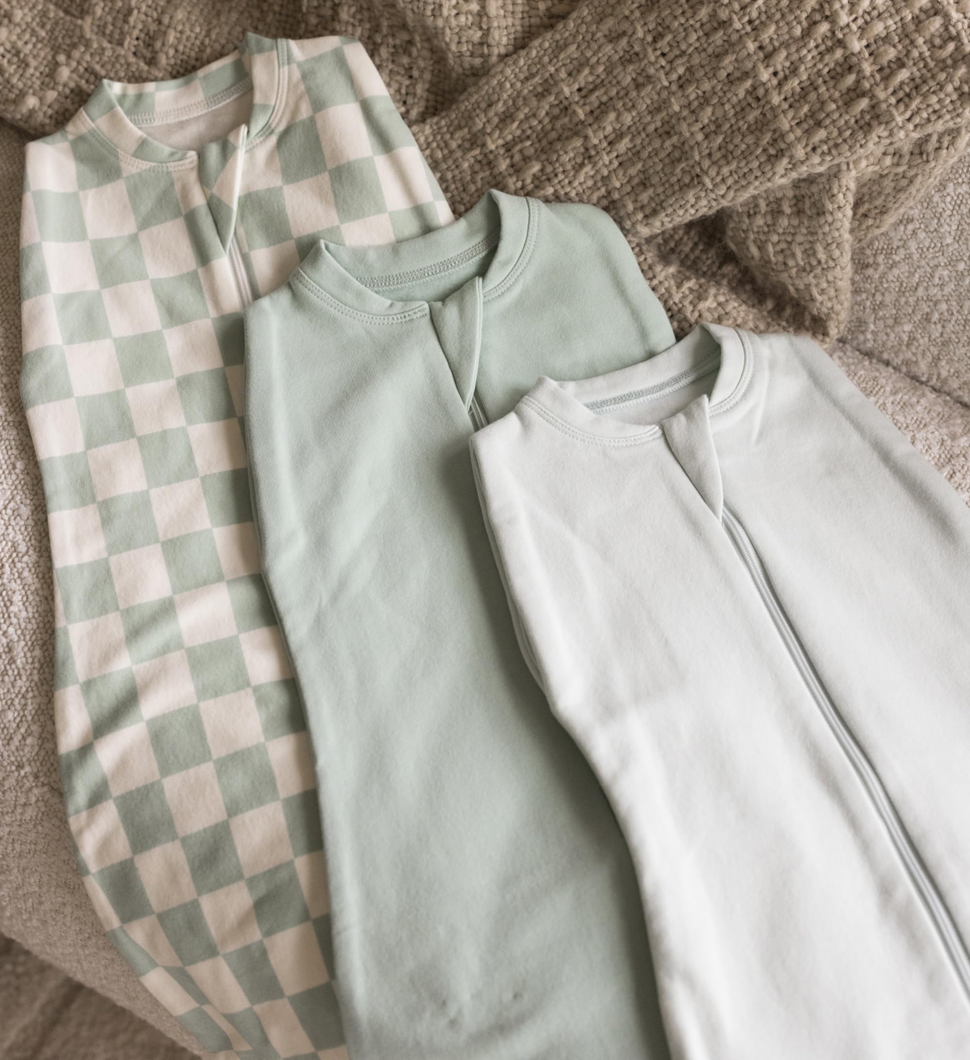 Tiny Twinkle snaps illustrate quick swaddle-to-sleep-sack conversion.