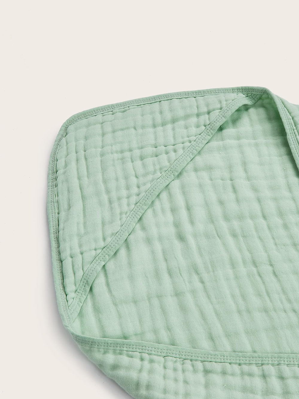 TMIELYBS Muslin Hooded Baby Towels in-use wrapping baby after bath for warmth