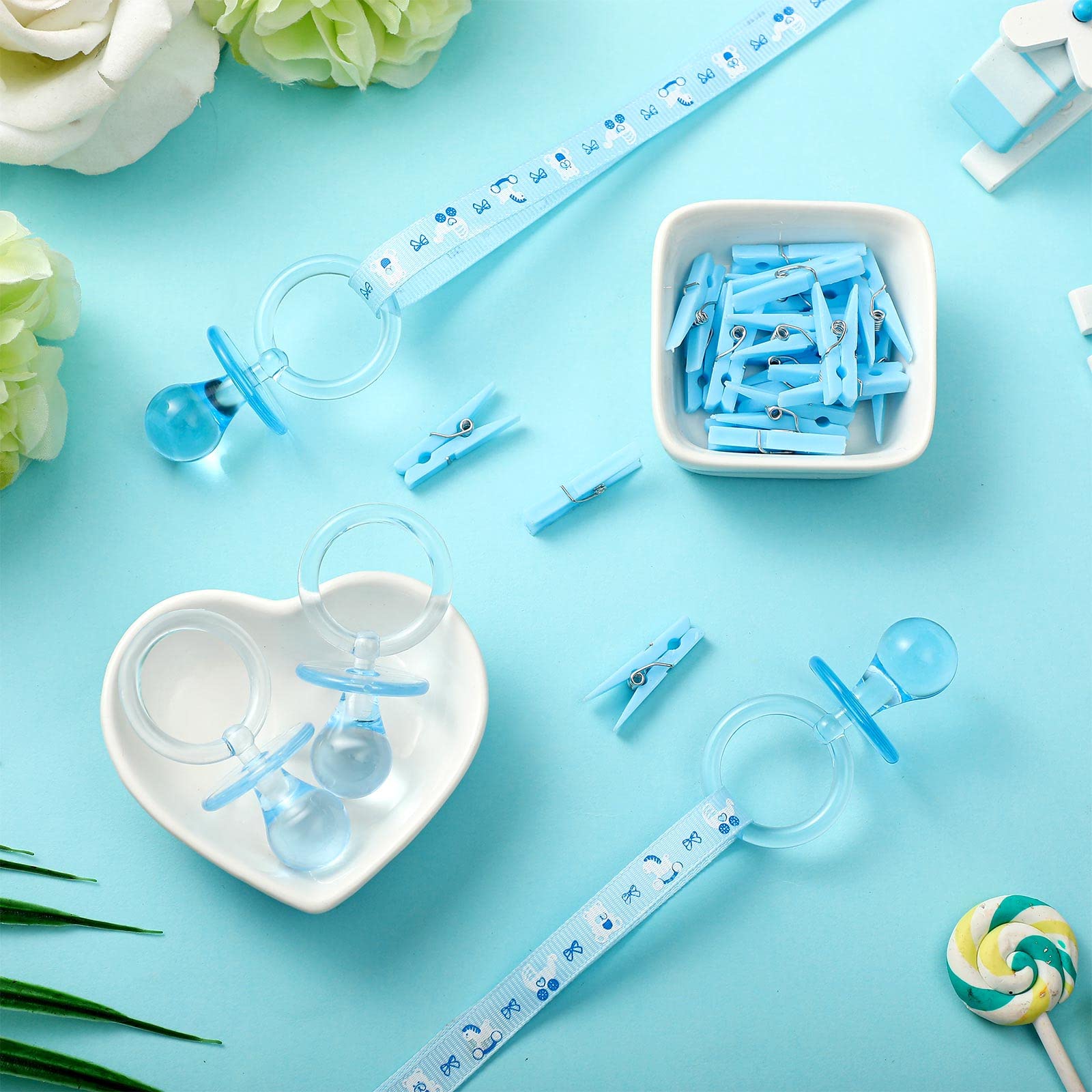 Tondiamo baby shower decor ideas with clips and necklaces.