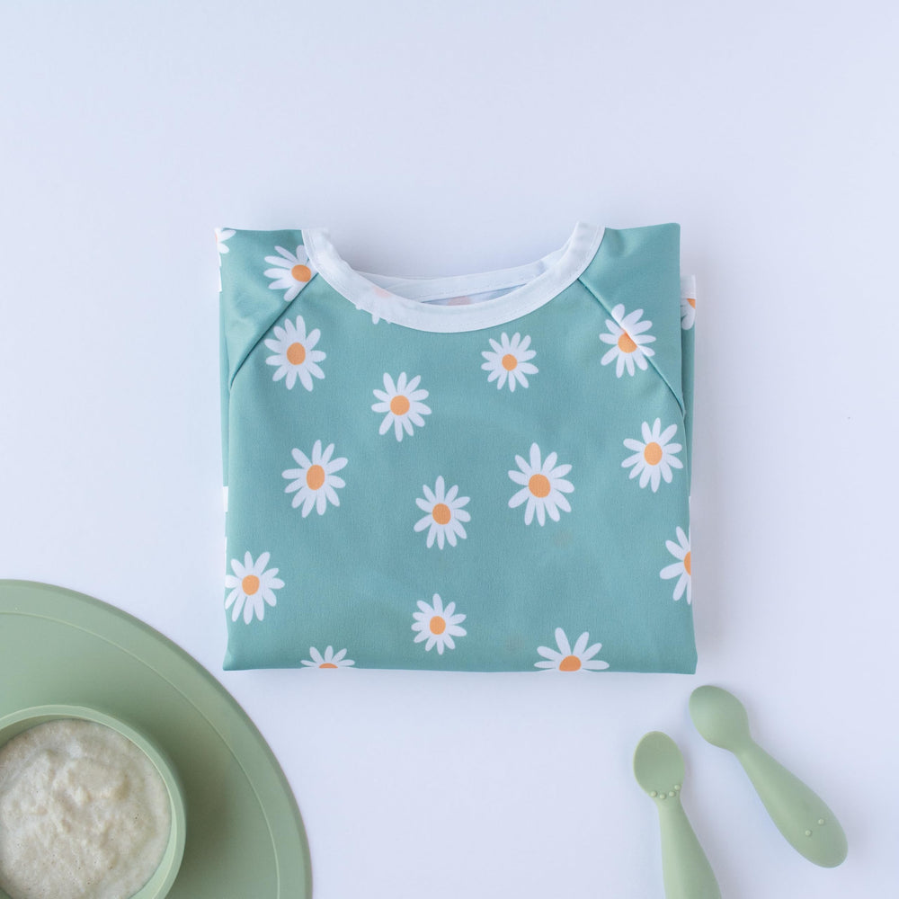 Torange bib elastic cuffs provide snug fit during vigorous feeding sessions.