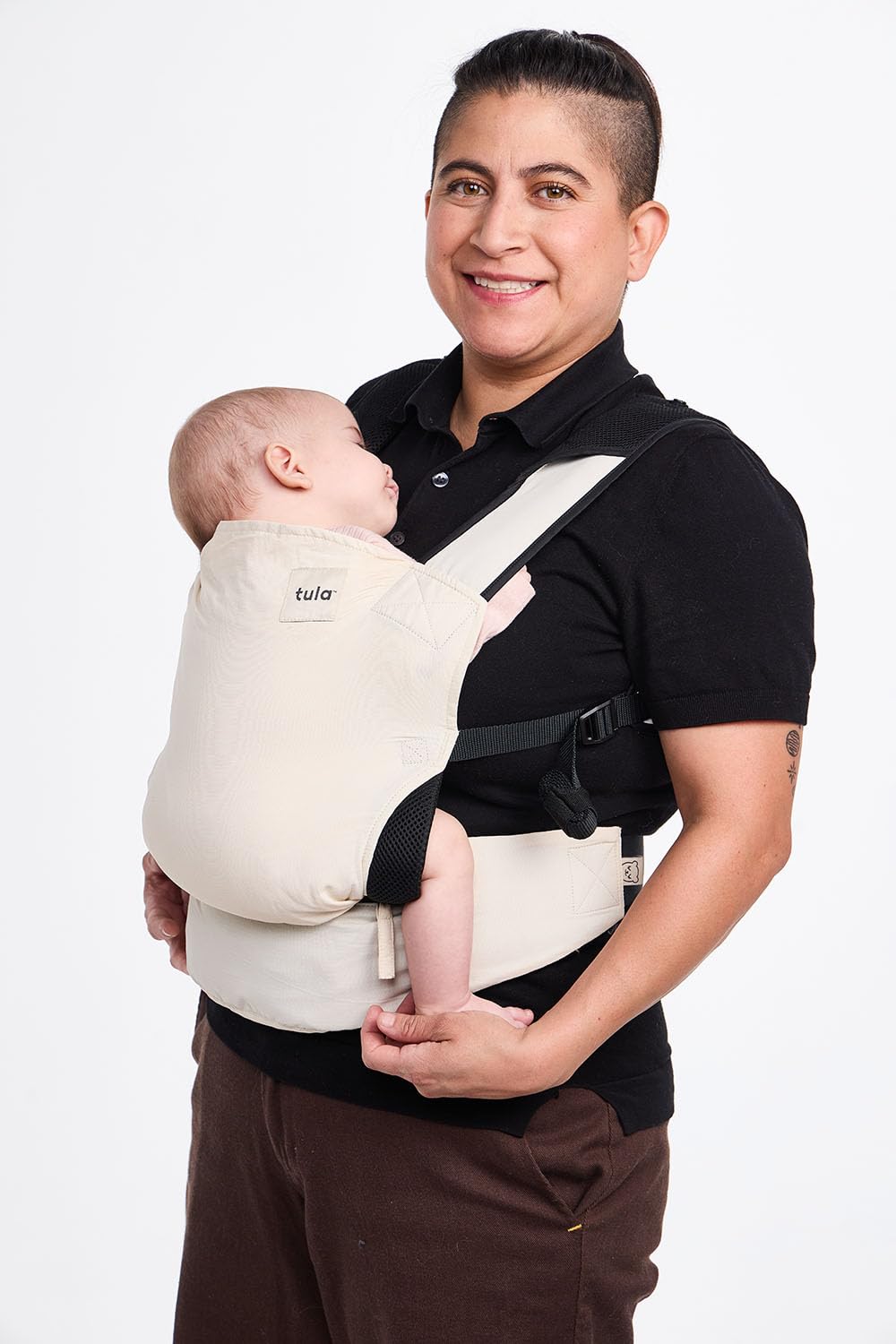 Tula Lite Carrier Cream adjustable shoulder straps enable a snug fit.