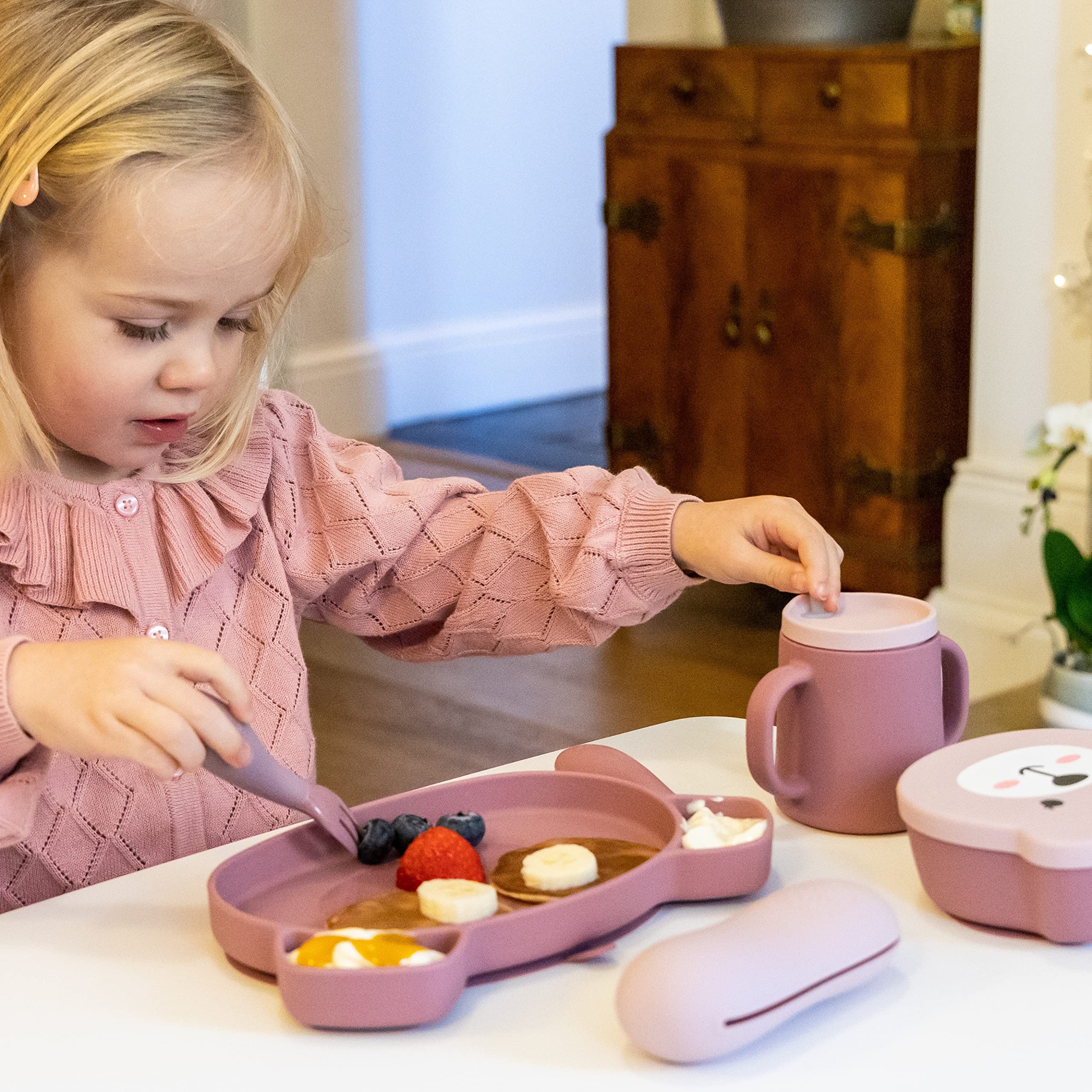 TUM TUM pink dishwasher-safe cup for easy cleanup after meals.