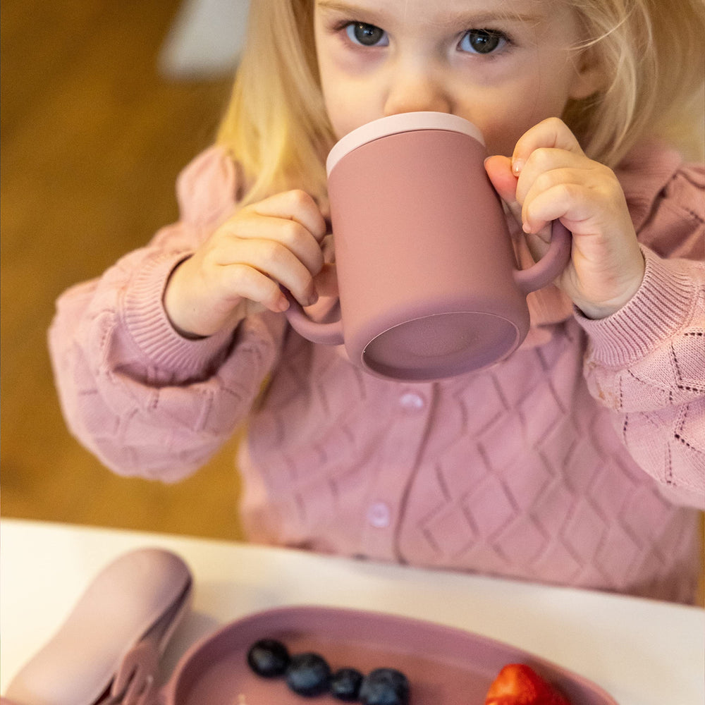 TUM TUM pink spoutless design supports self-feeding with minimal mess.