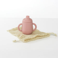 TushBaby Sippy Cup easy-grip handle helps little hands hold comfortably.