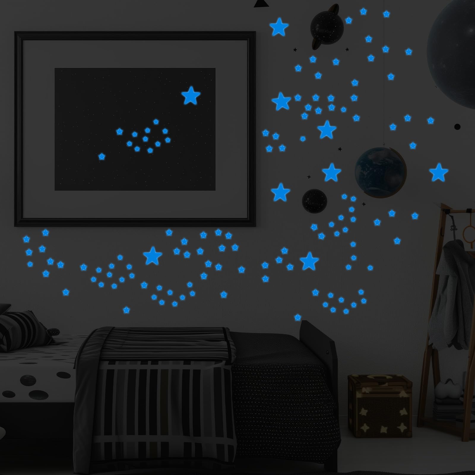 Tweruna space-theme decals create cozy, night-friendly room ambience.