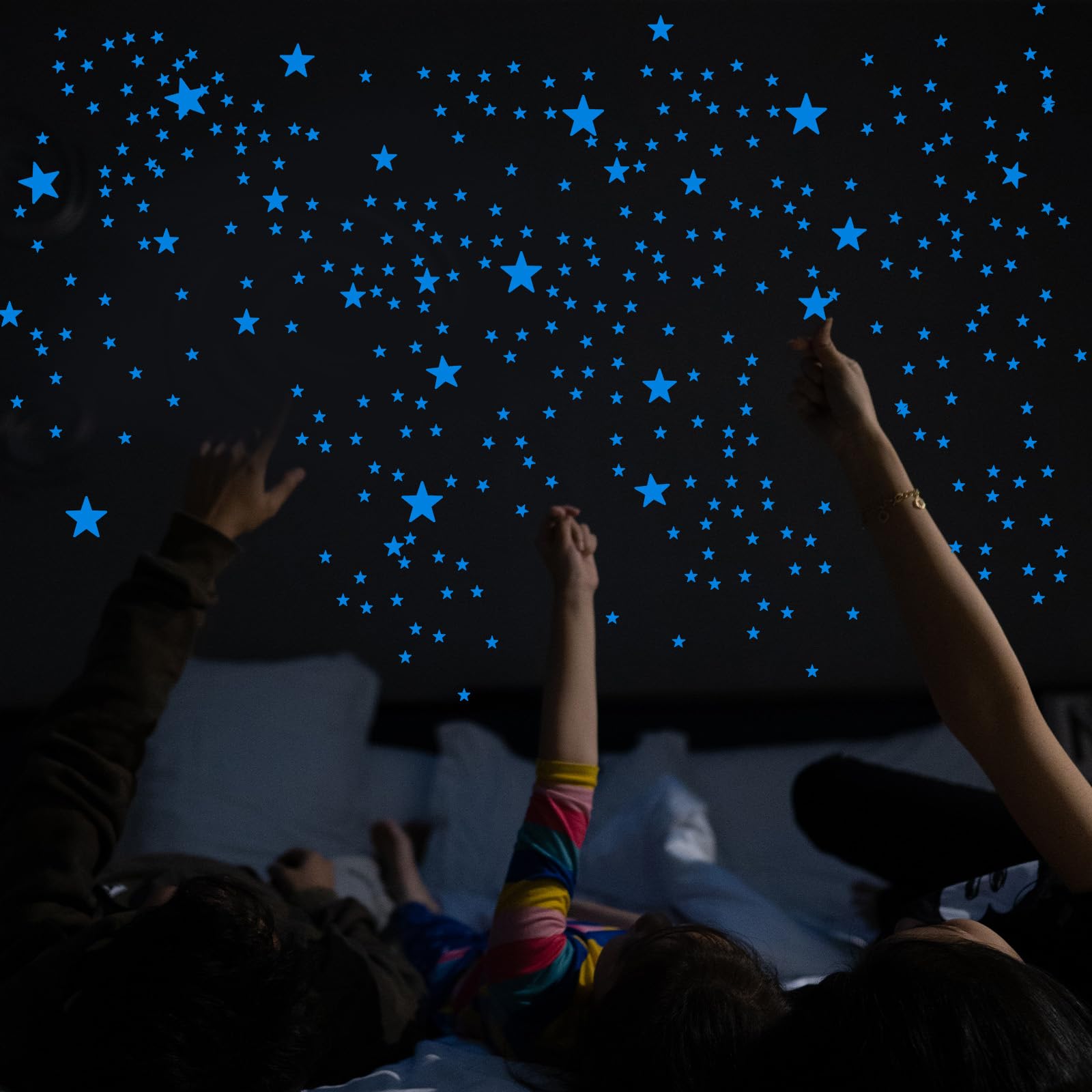 Tweruna creamy-white stars in multiple sizes enable galaxy-pattern decorating.