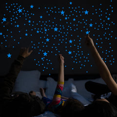 Tweruna creamy-white stars in multiple sizes enable galaxy-pattern decorating.