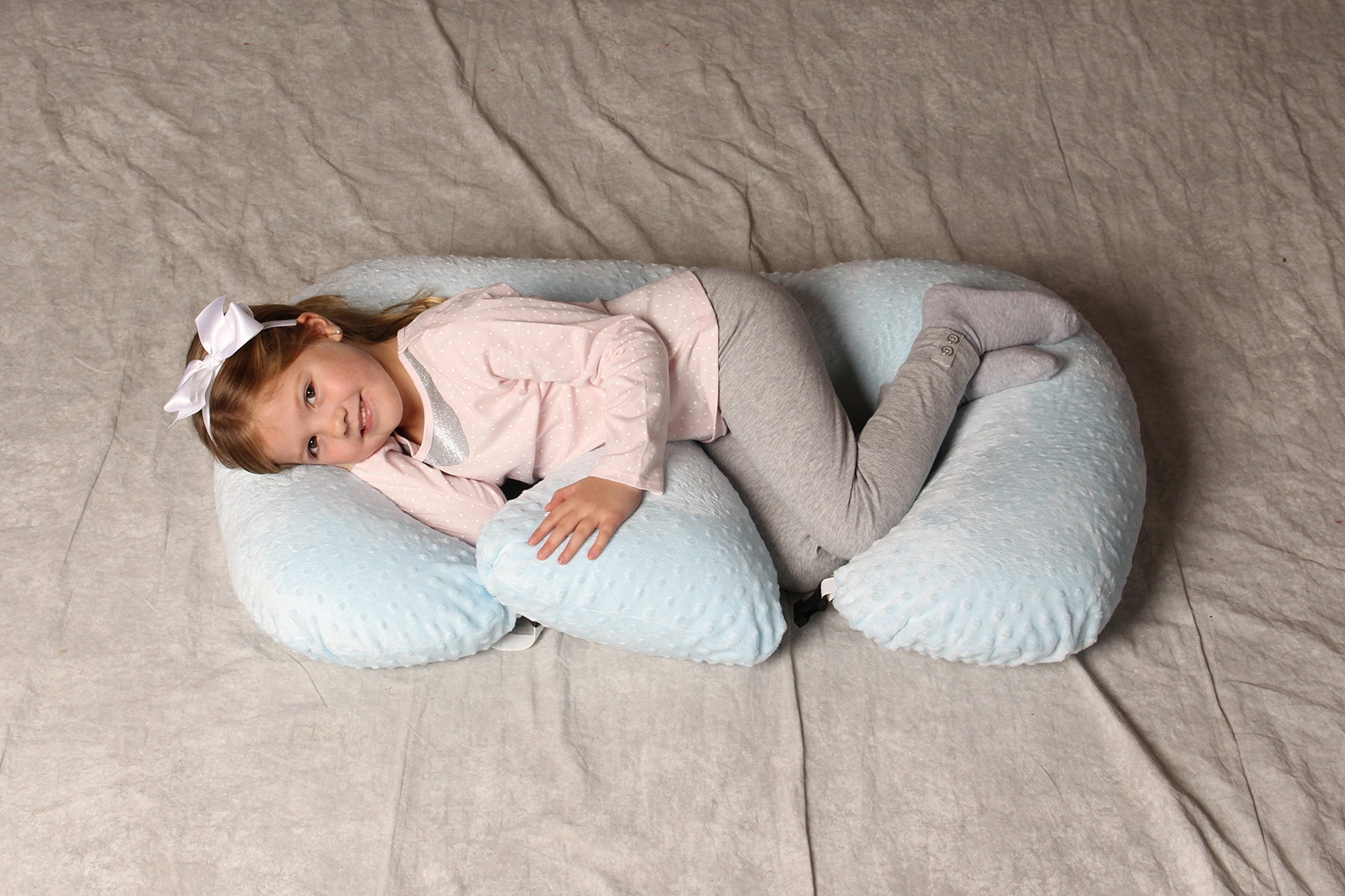 Twin Z Pillow Blue feeding-side view – ideal for hands-free bonding.