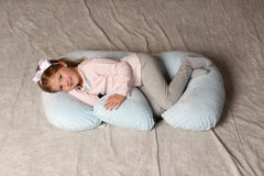 Twin Z Pillow Blue feeding-side view – ideal for hands-free bonding.