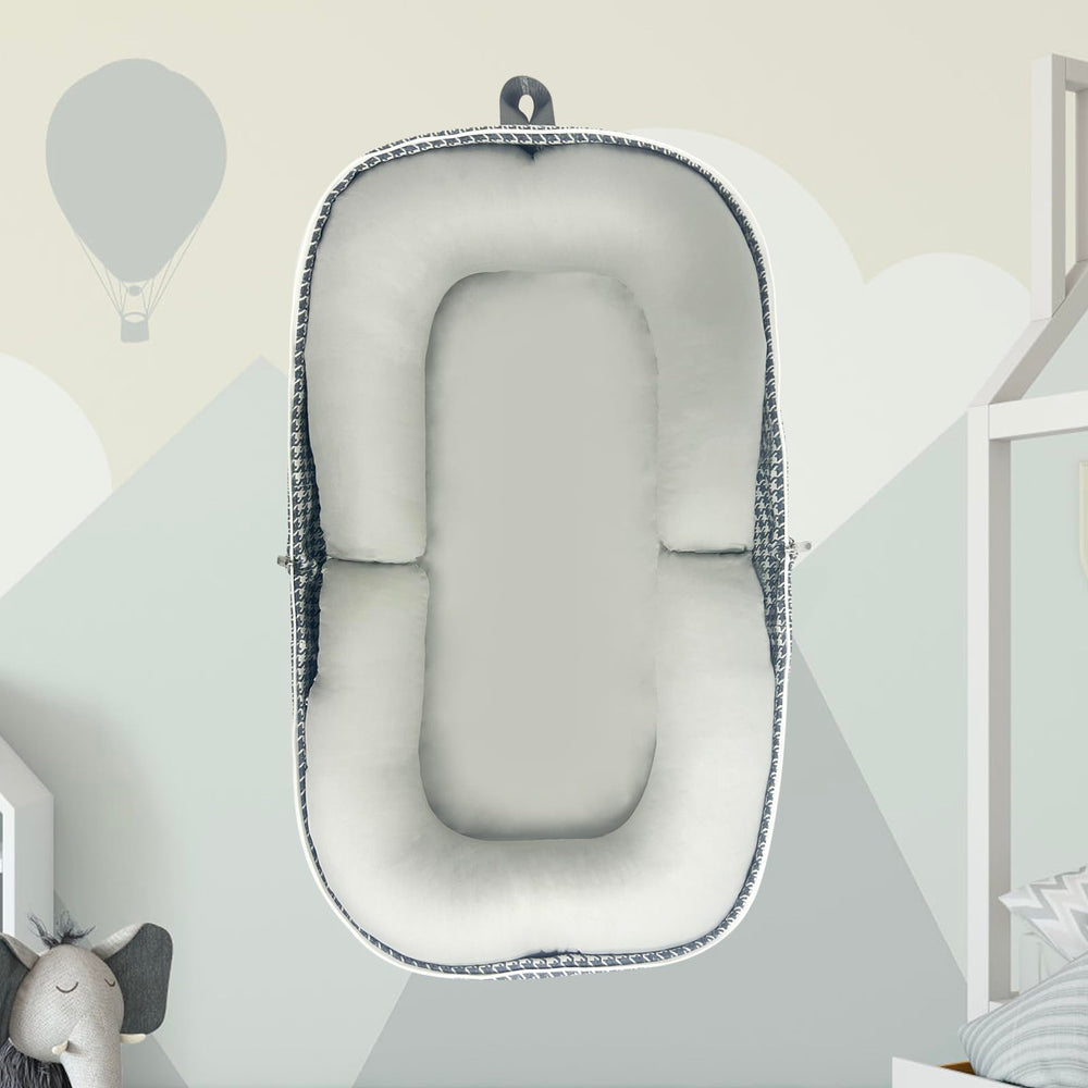 UGRASEA baby-lounger travel-setup shows easy packing for trips