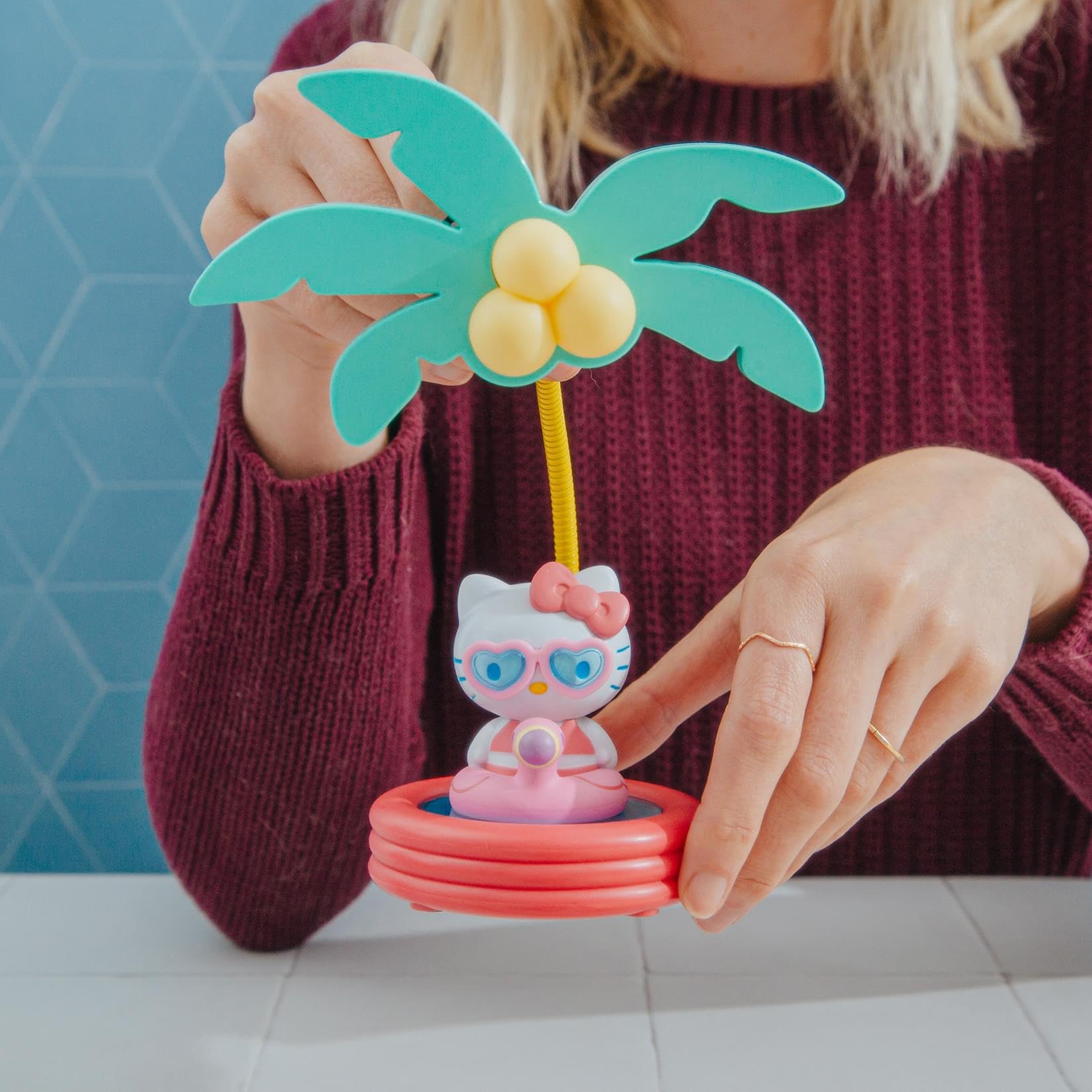 Ukonic Sanrio Hello Kitty battery-powered mood light portable use