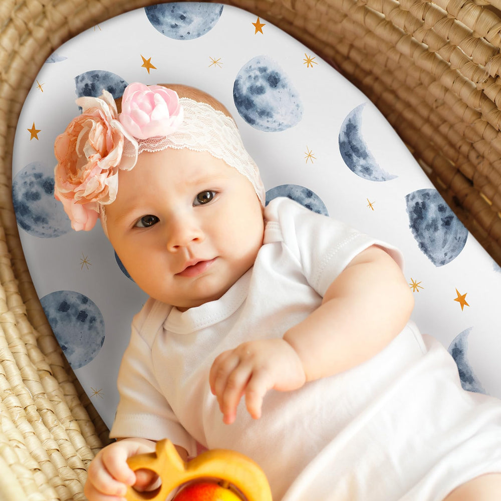 Unnivoll bassinet sheets with 4-way elastic edge demonstrate secure, snug fit.