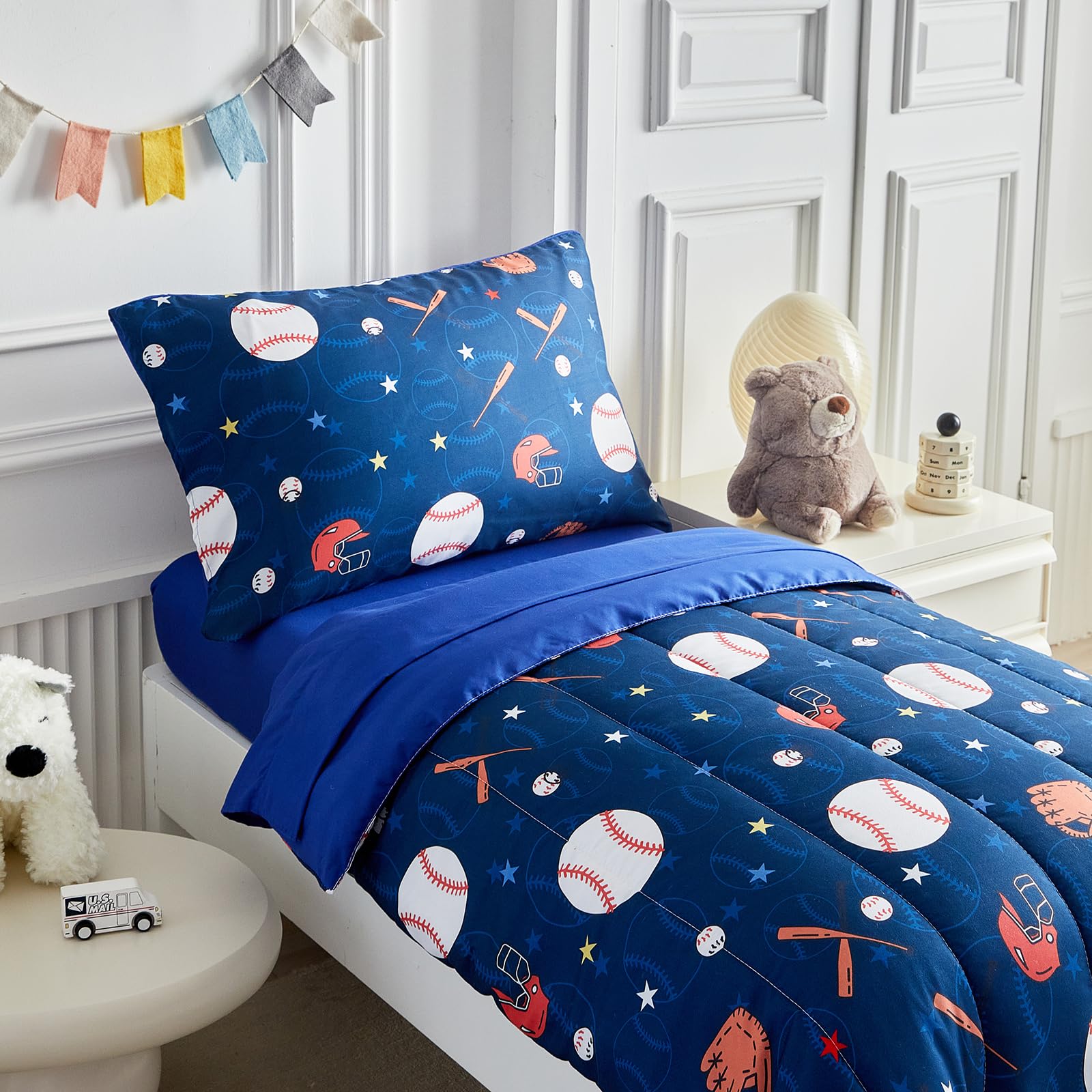 UOZZI BEDDING fitted sheet 28x52x8 ensures snug toddler bed fit.