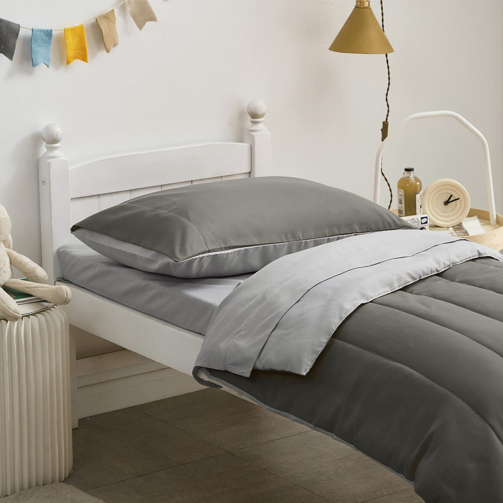 UOZZI BEDDING 4-piece set assembly image displays complete toddler bedding setup.