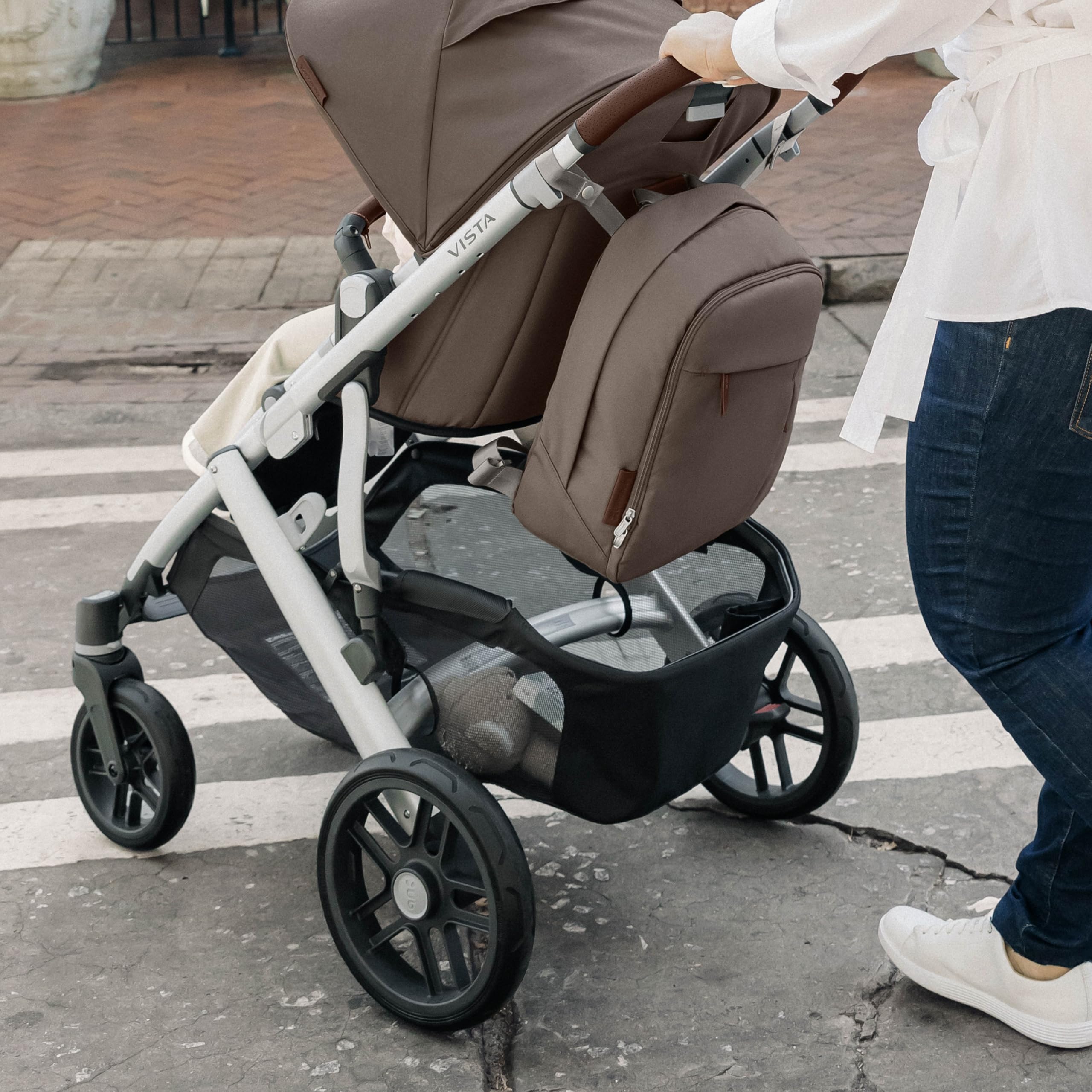 UPPAbaby Declan leather accents coordinate with stroller fabrics for a polished look.