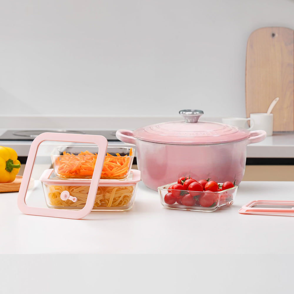 Urban Green round 15oz container with lid, perfect for snacks.