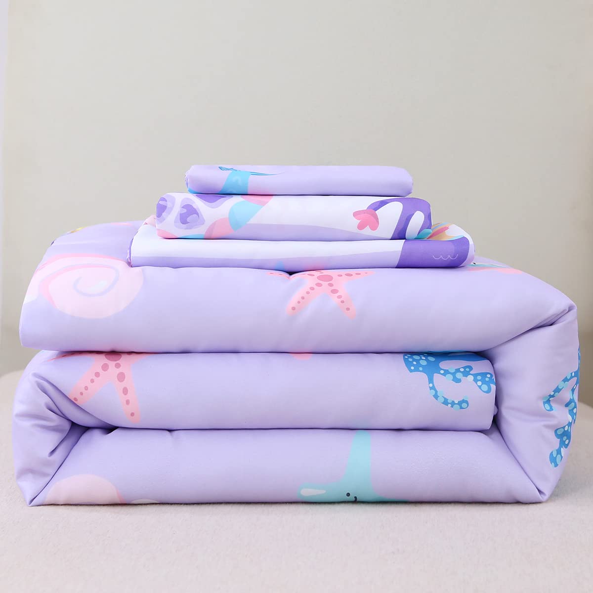 URBONUR ocean-themed scene on bedding creates cozy bedtime atmosphere.