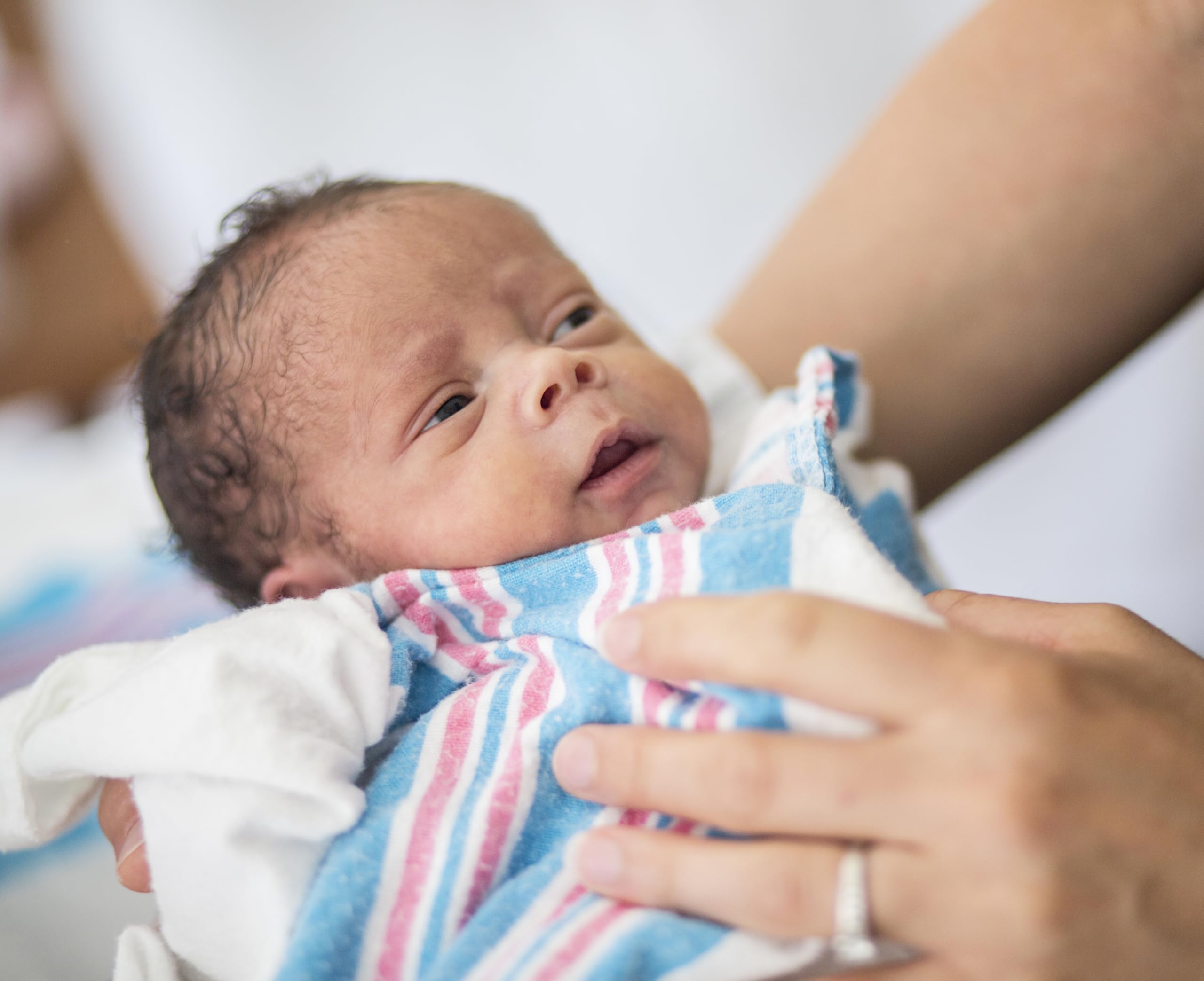 Vakly baby-swaddled blanket 40x30 in use for secure wrapping and comfort