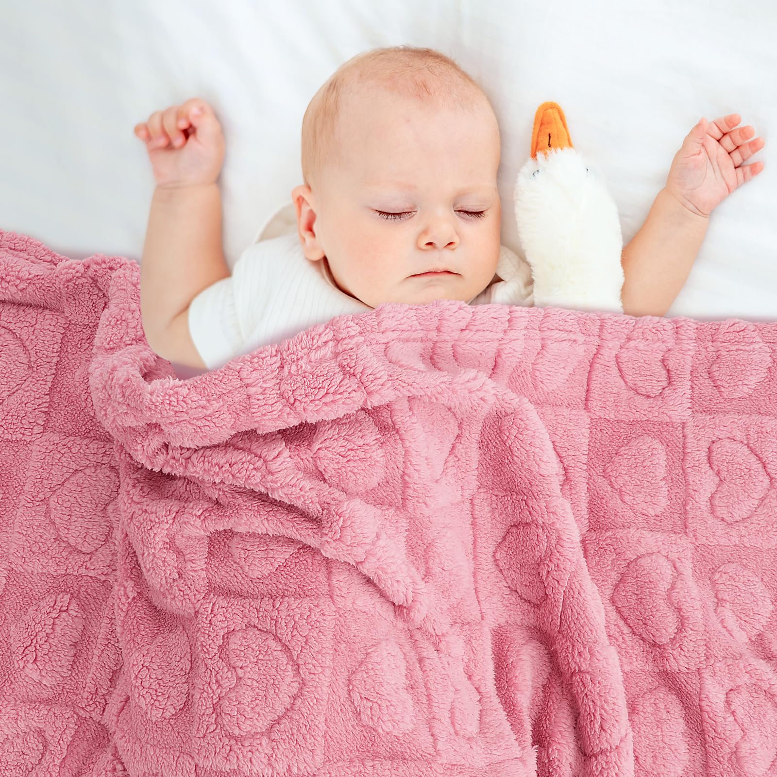 VEIDIA plush heart-checkered blanket for travel remains lightweight and cozy.