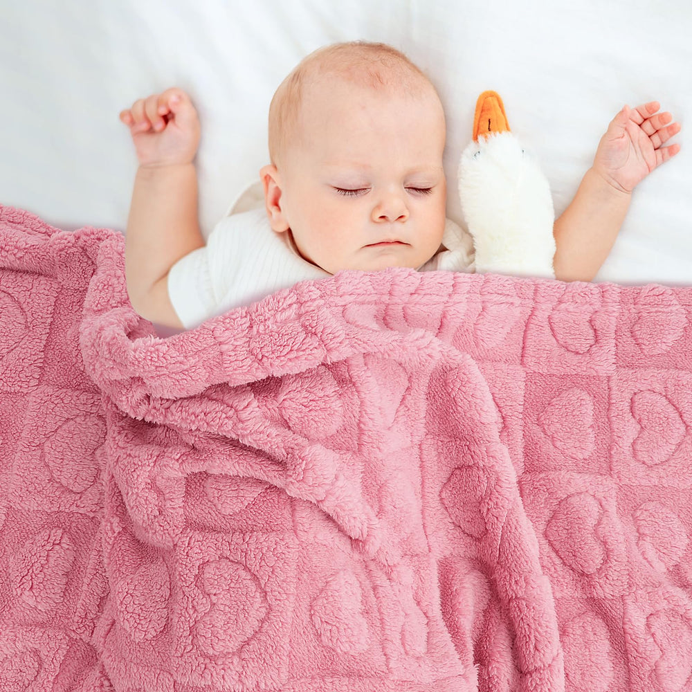 VEIDIA plush heart-checkered blanket for travel remains lightweight and cozy.