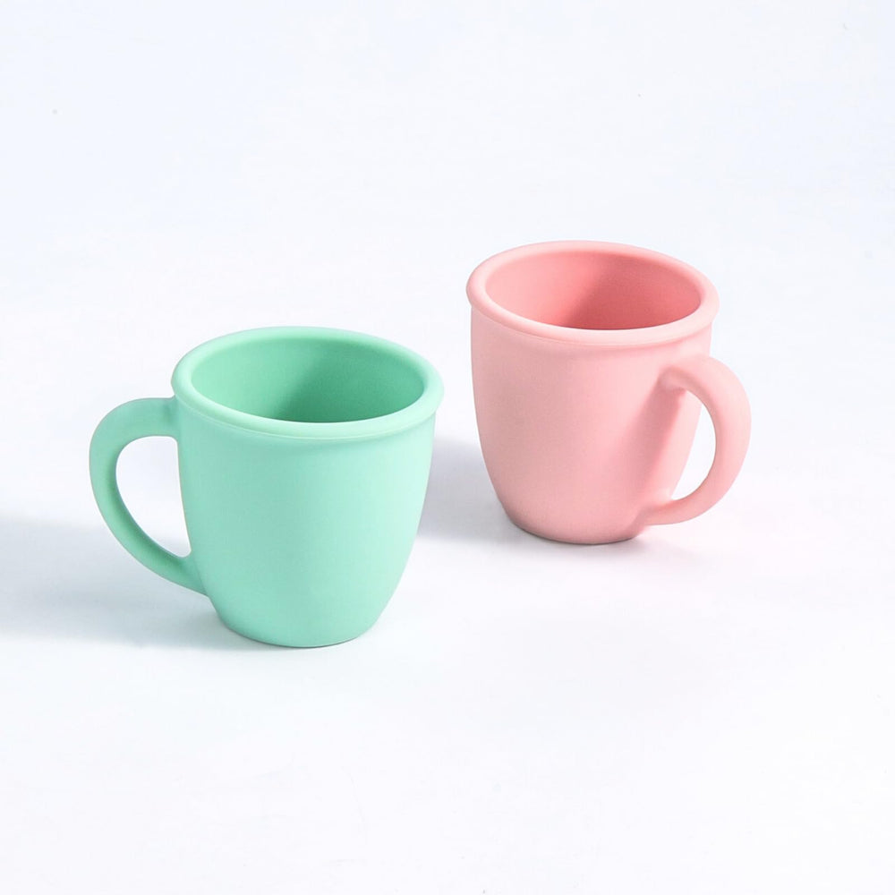 Vemolea pink-handled silicone training cup supports easy grip for tiny hands.