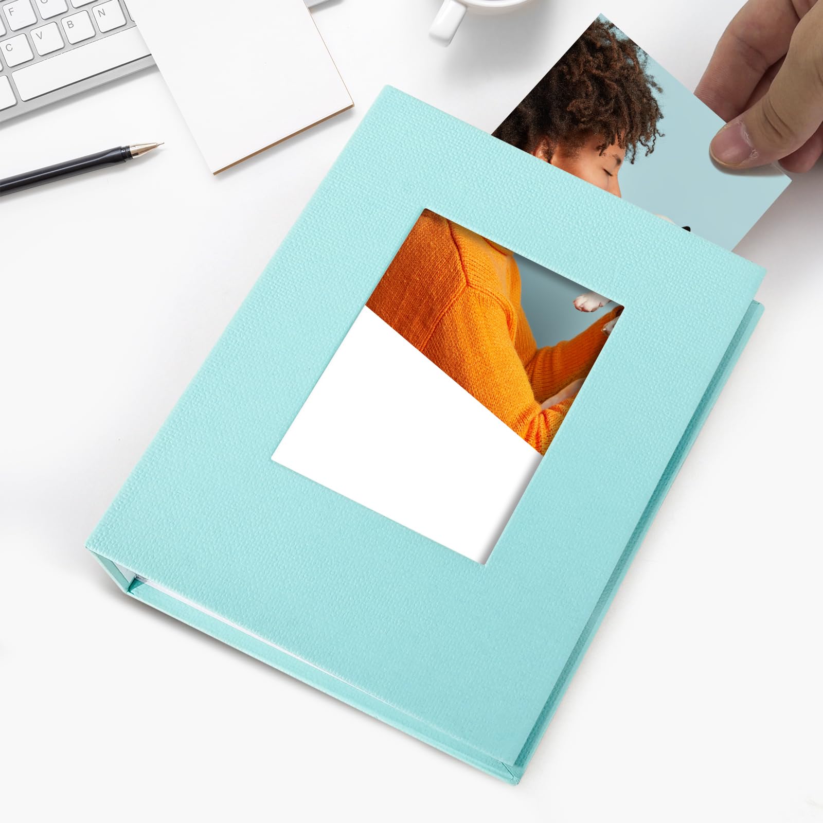 Vienrose slip-in album is lightweight and easy to carry.