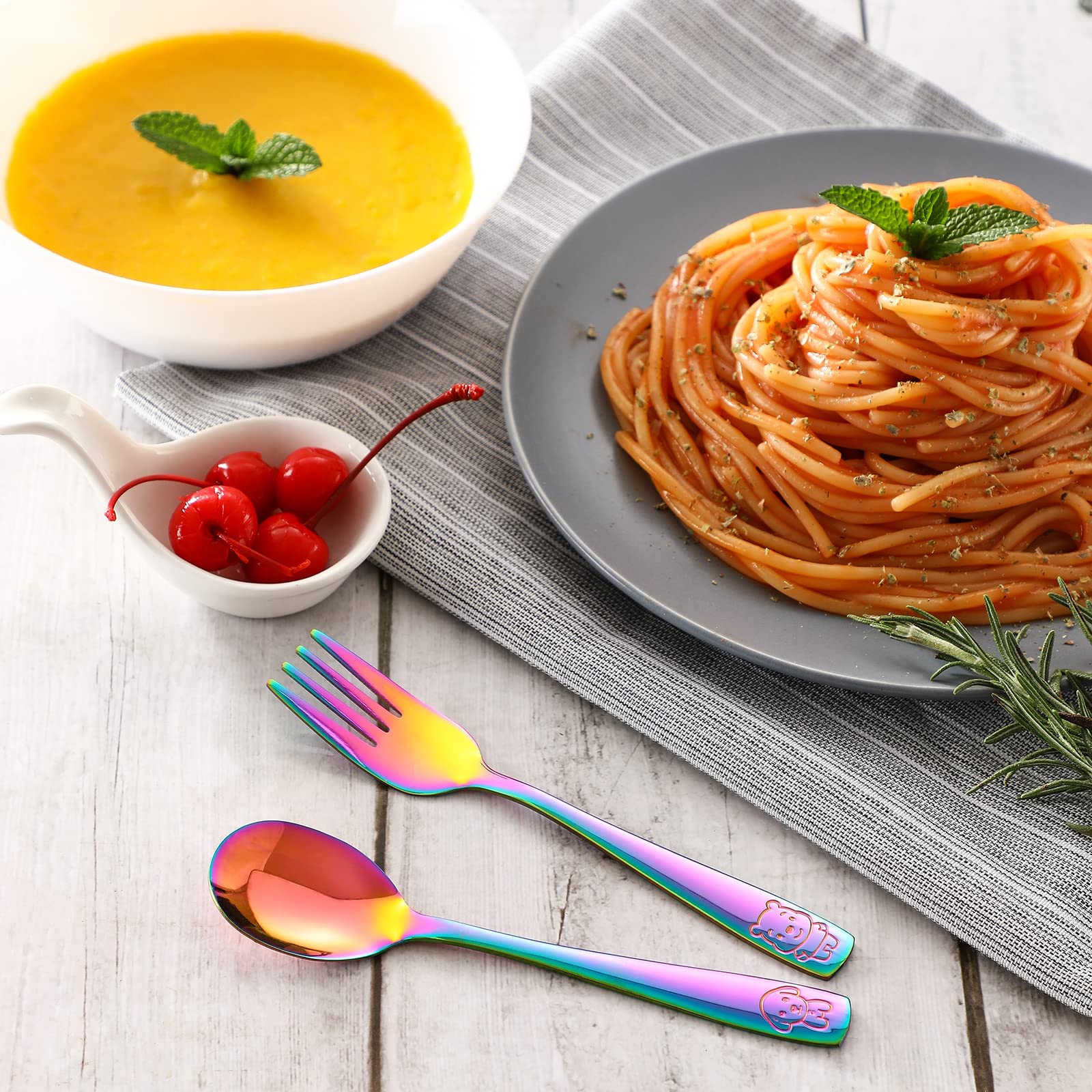 VITEVER animal-motif embossed forks invite independent eating with a cute design.