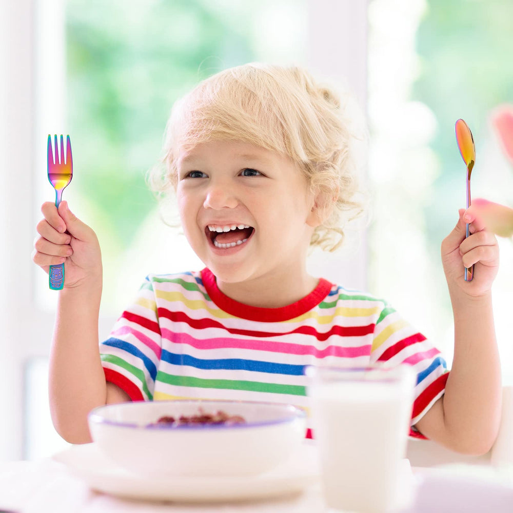 VITEVER animal-motif embossed spoons add fun and encourage self-feeding.
