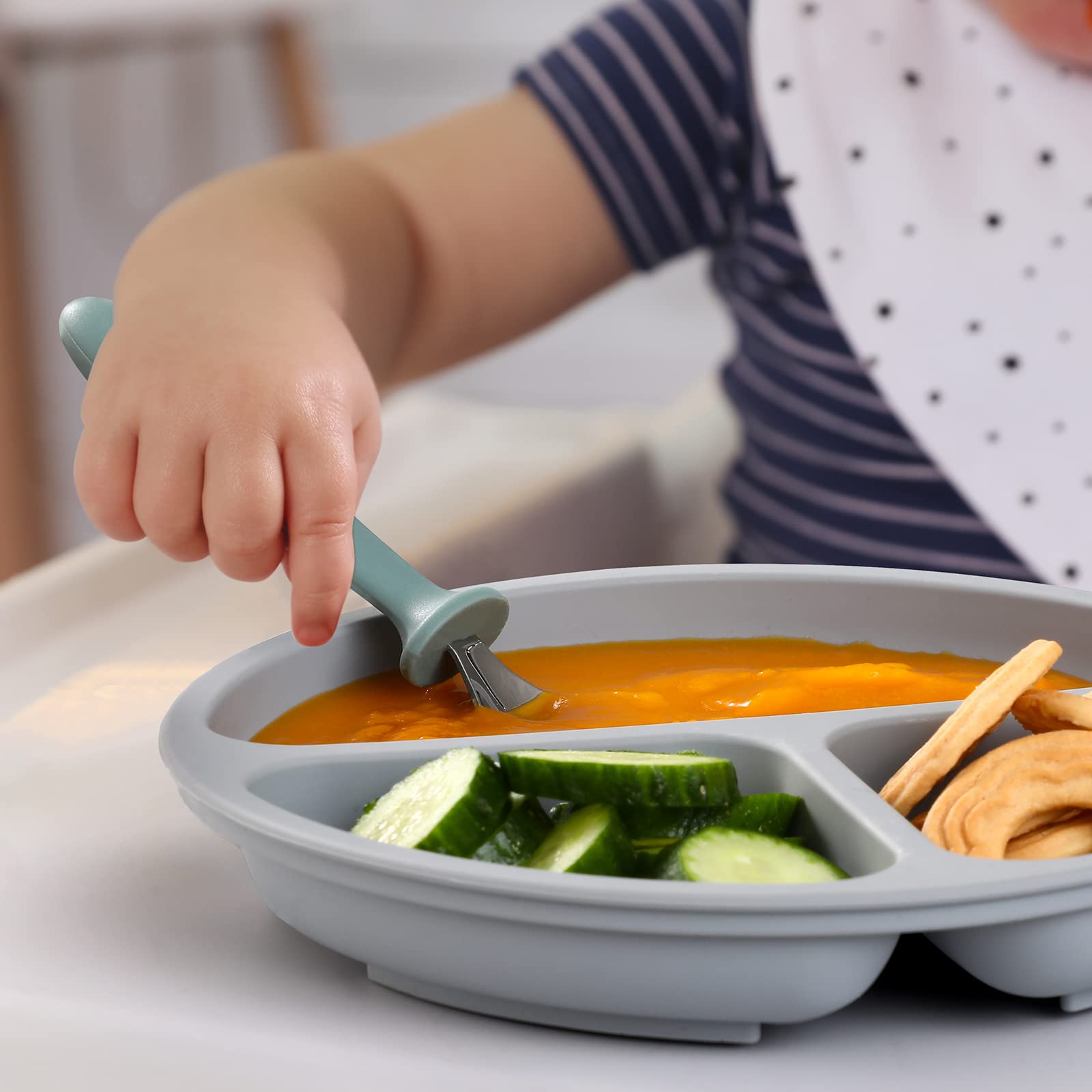 VITEVER powder-blue spoon emphasizes color and safety for young eaters