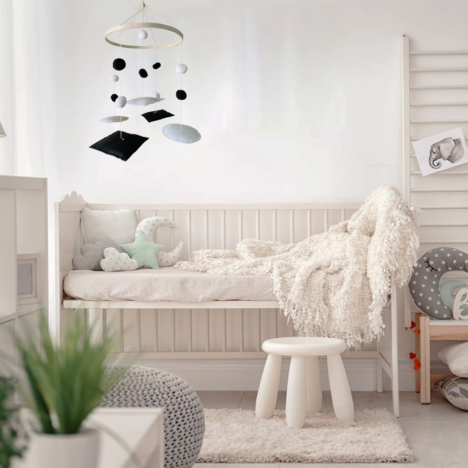 Vlokup Montessori Mobile handmade-felt features safe padded materials for a cozy look.