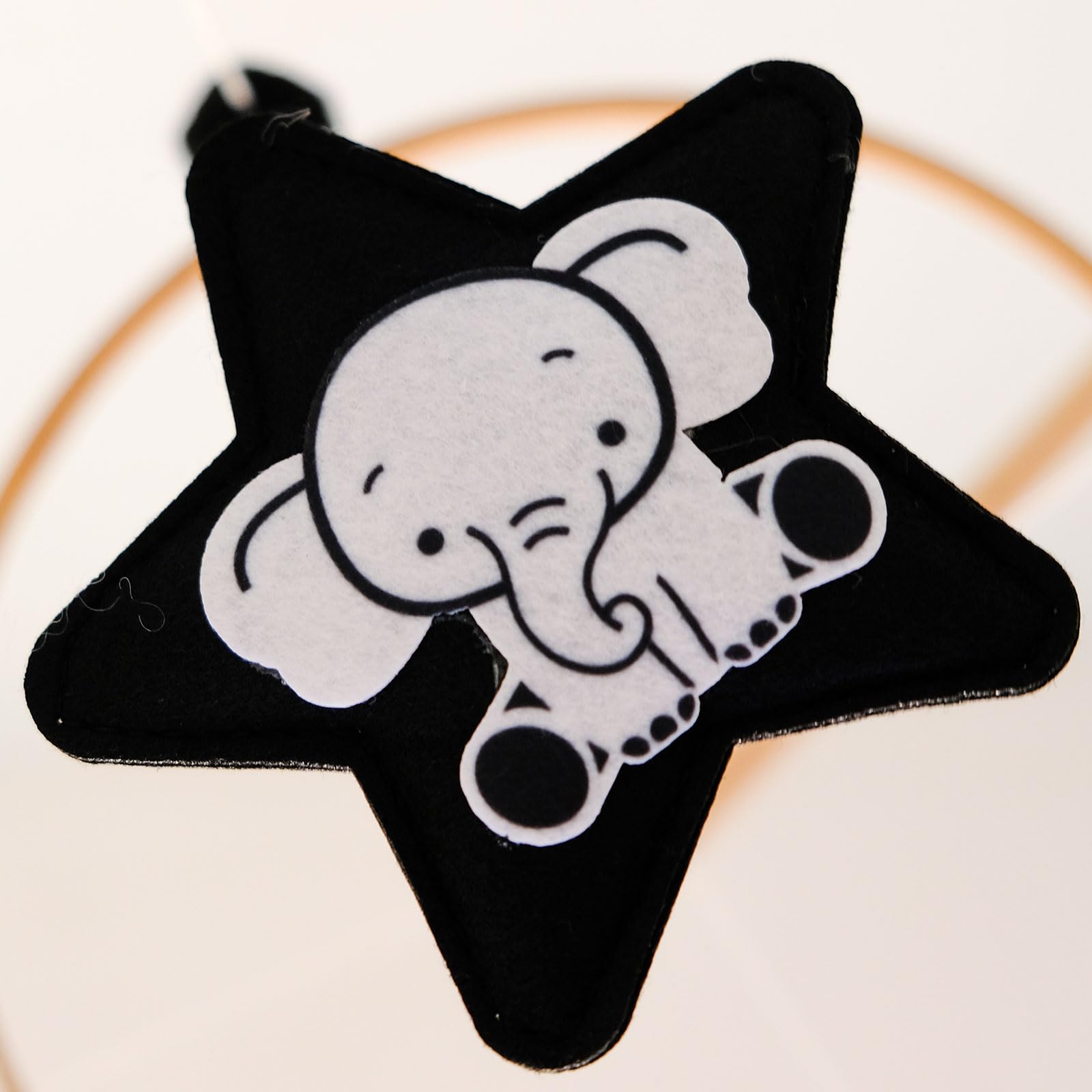 Vlokup safari giraffe creates elongated shapes for careful gaze tracking.