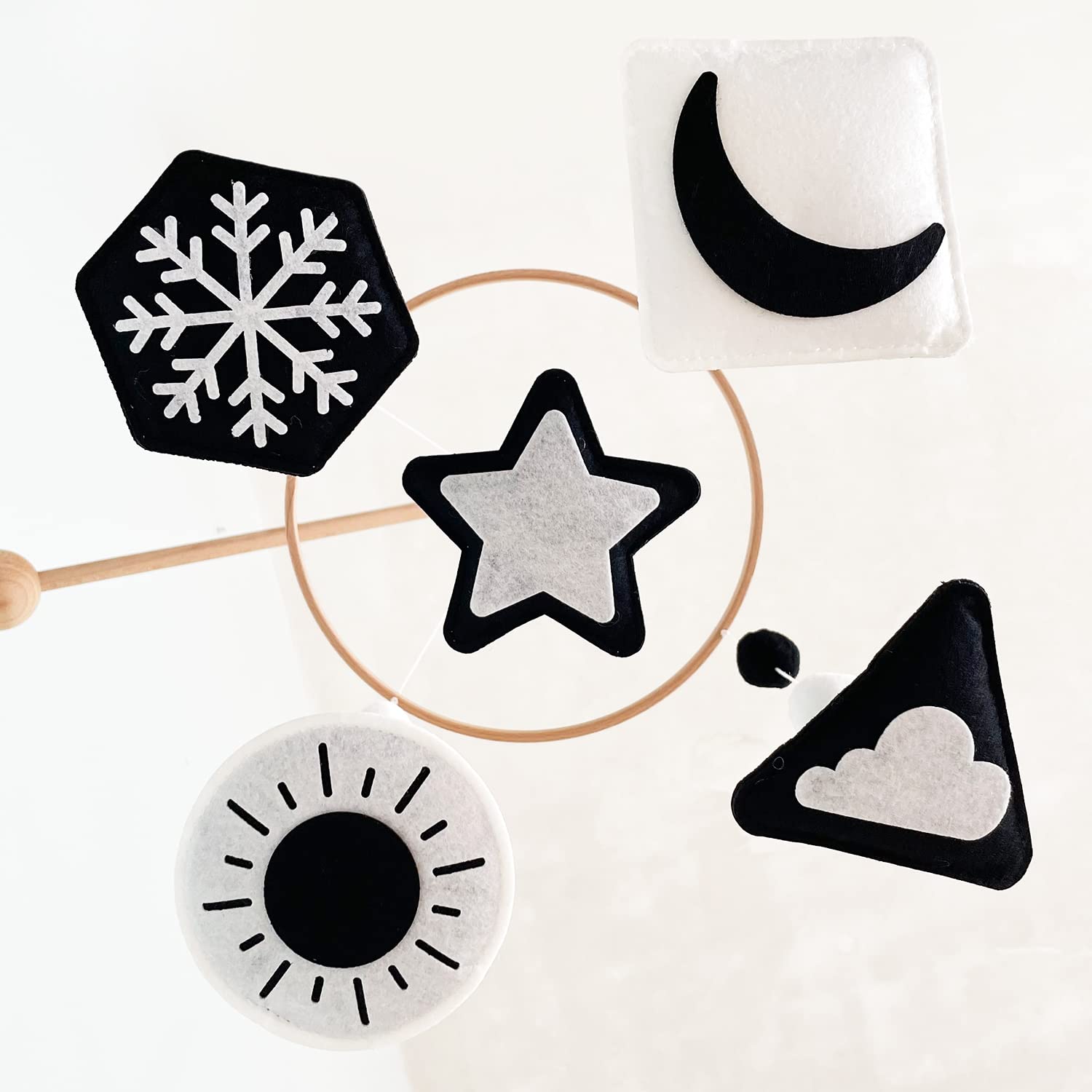 Vlokup Montessori mobile snow texture provides soft tactile aesthetics