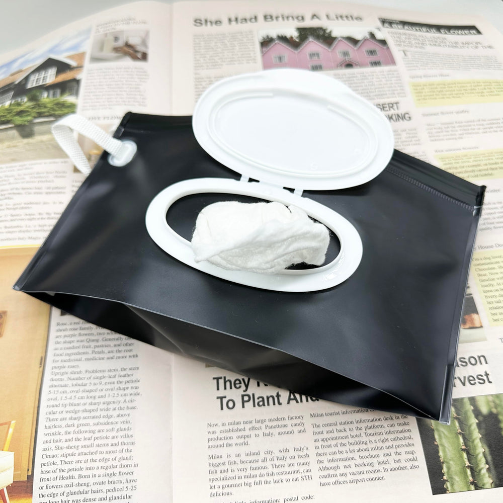 VOONGOR baby wipes pouch moisture-seal keeps wipes moist.