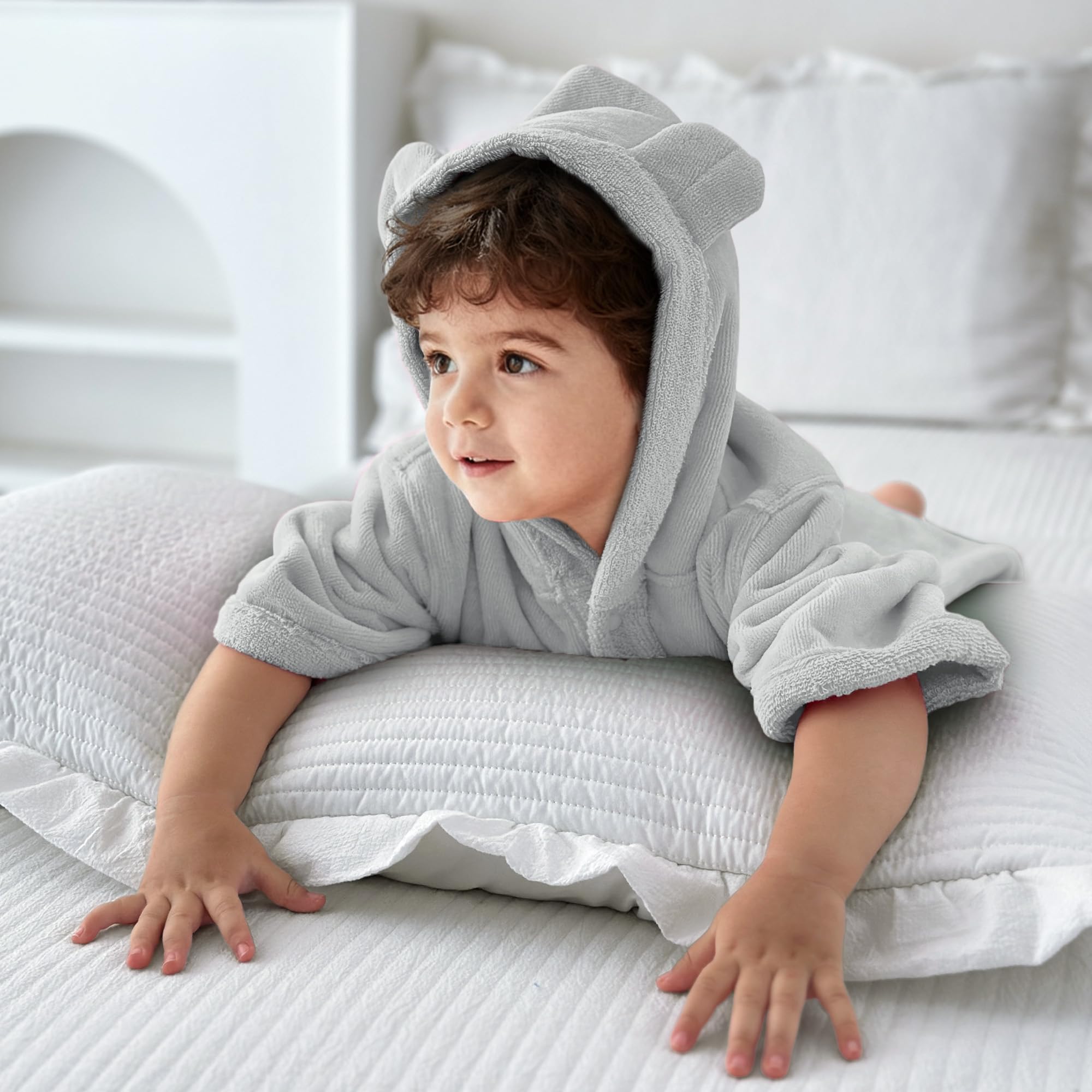 The voova movas gray cotton towel folds neatly for compact storage.