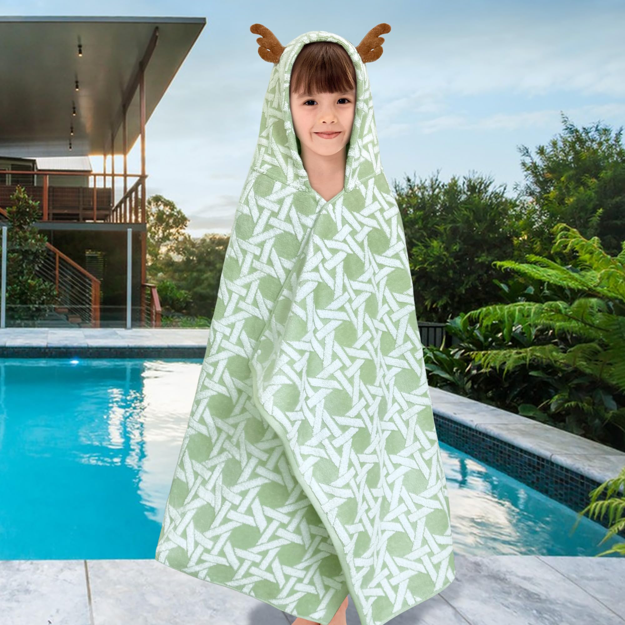 VOOVA & MOVAS towel ideal for pool, bath, or beach days.