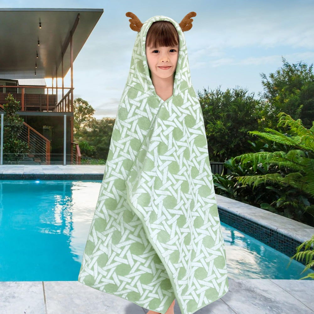 VOOVA & MOVAS towel ideal for pool, bath, or beach days.