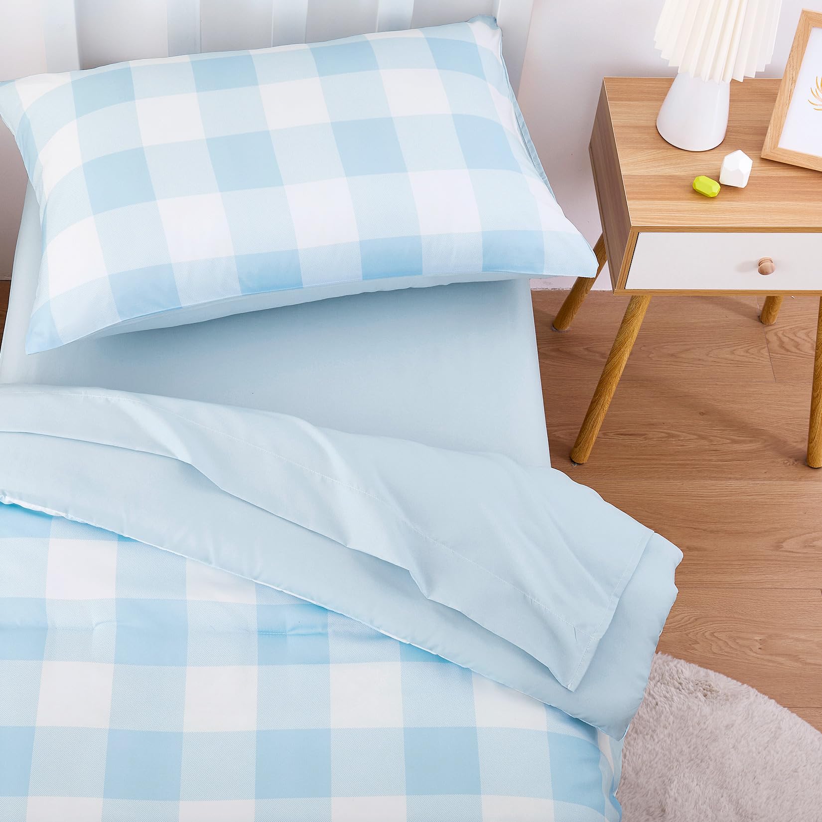 Wake In Cloud gingham toddler fitted sheet with elastic and 8-inch pocket for a snug fit