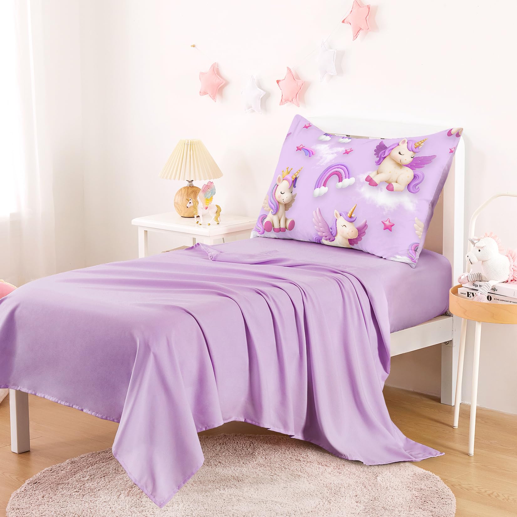 Wake In Cloud fitted sheet with elastic pocket ensures secure toddler fit.