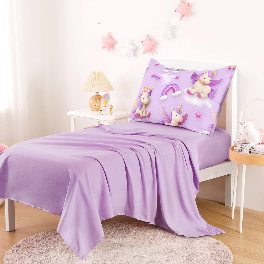 Wake In Cloud fitted sheet with elastic pocket ensures secure toddler fit.