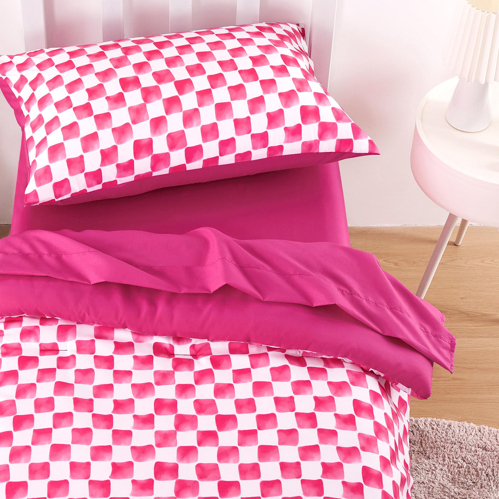 Wake In Cloud fitted sheet with elastic fits snugly on standard toddler mattresses.