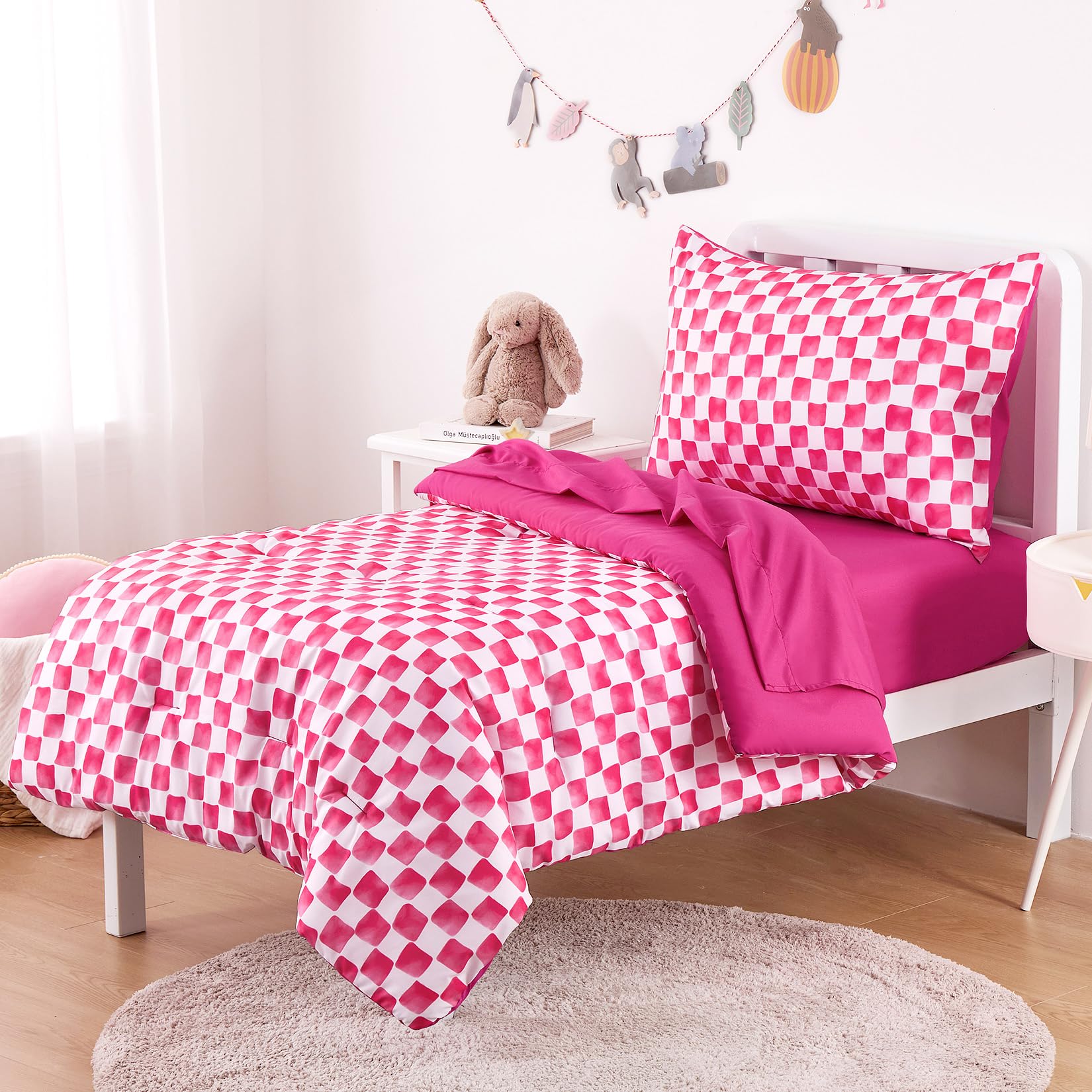 Wake In Cloud flat sheet shows crisp edges and breathable fabric for quick bed changes.