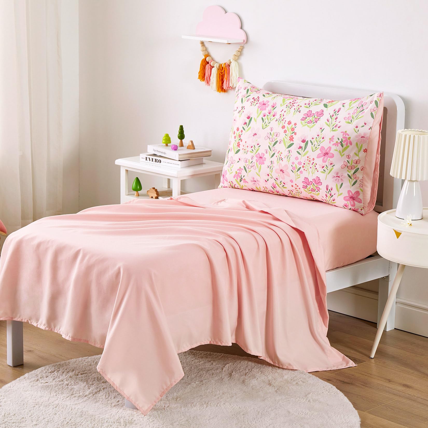 Wake In Cloud 4-piece set packaging image communicates complete sleeping solution for kids.